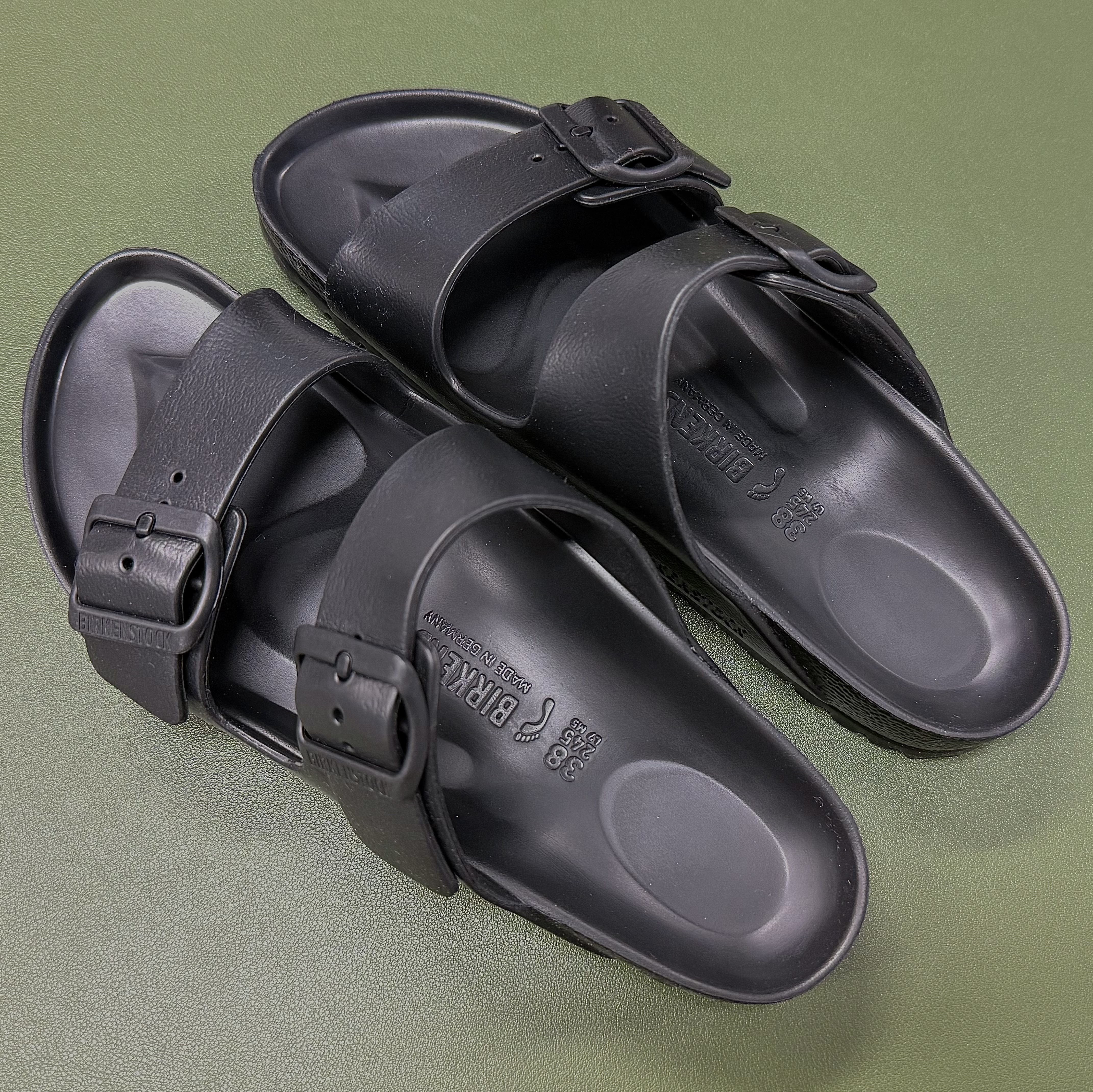 Birkenstock Arizona Essentials Eva Black - Narrow, Saint Laurent Cassandre Matelasse Small Envelope Wallet in Grain de Poudre Embossed Leather Black Silver 착용 스타일 - 2