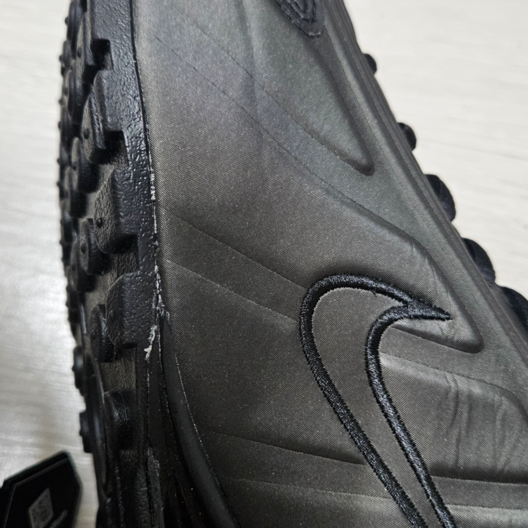 Nike Shox R4 Black Bright Crimson 착용 스타일 - 4