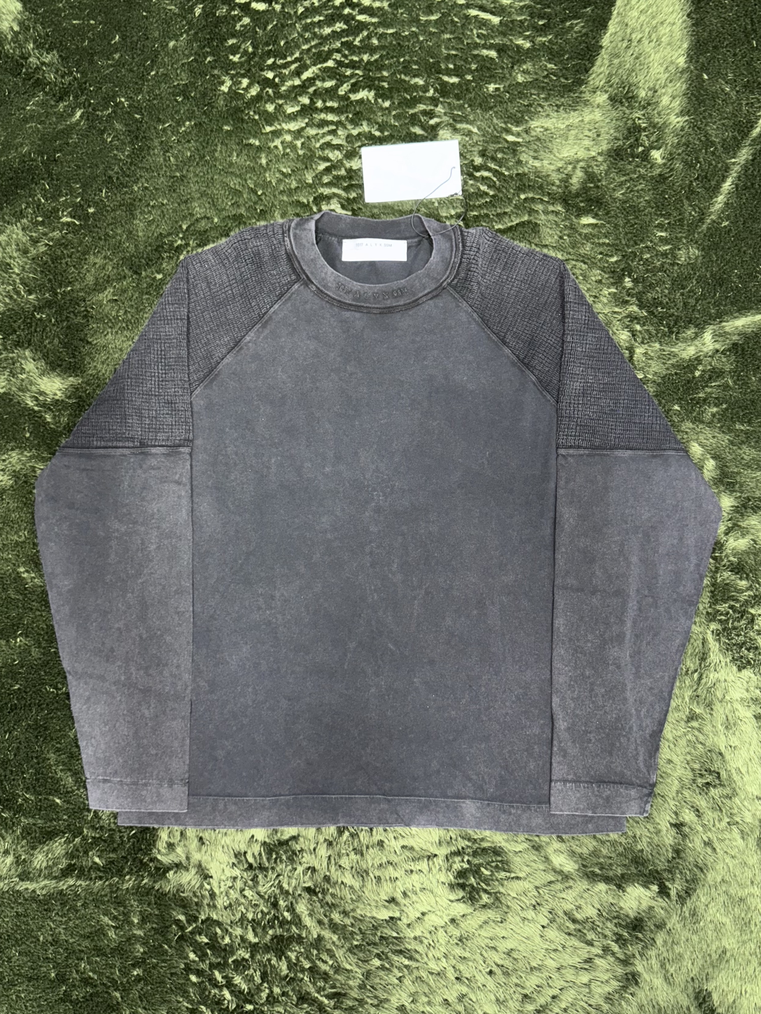 1017 Alyx 9SM Mesh Shoulder Long Sleeve T-Shirt Washed Black 착용 스타일 - 1