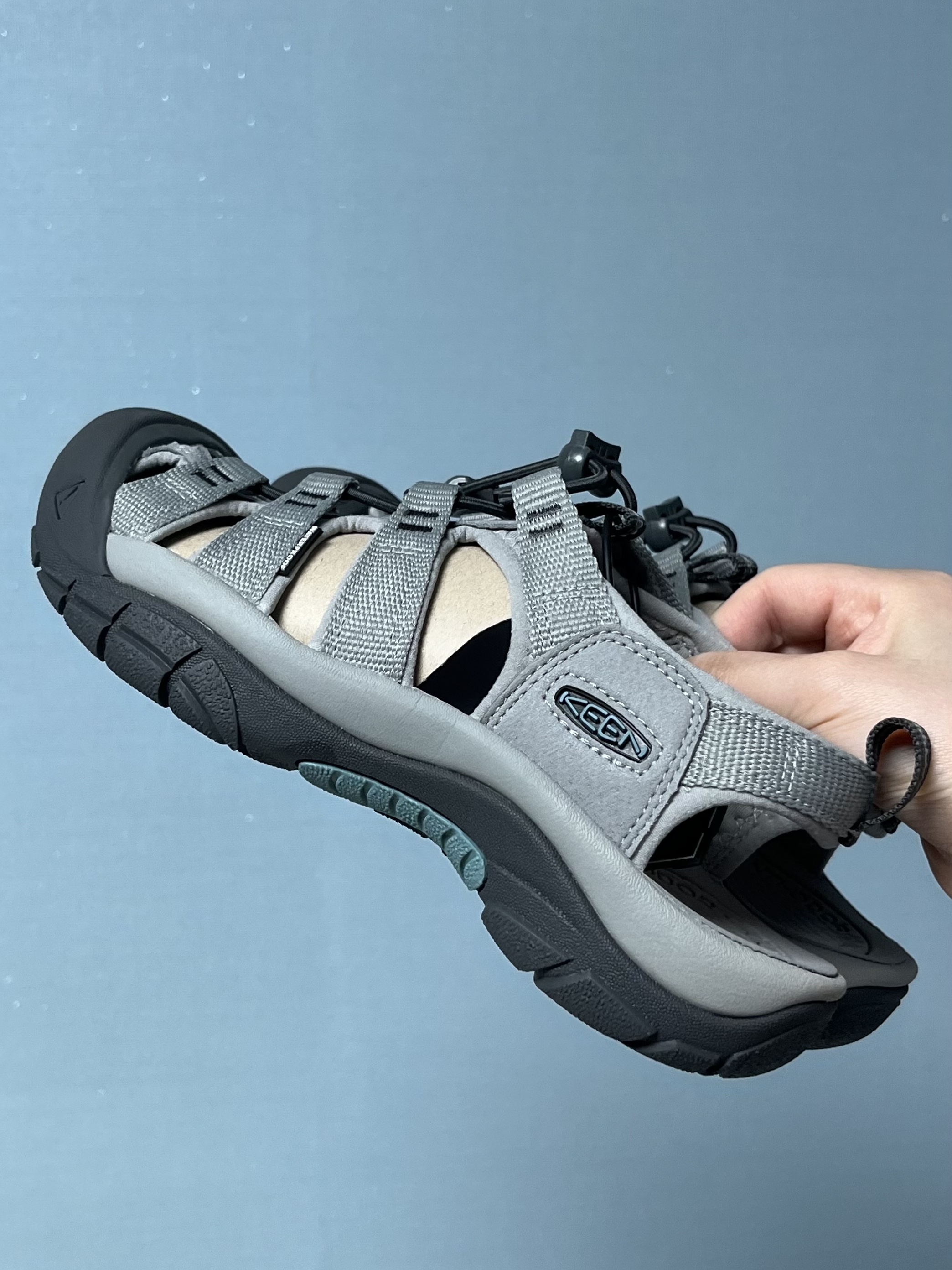 (W) Keen Newport H2 Grey Smoke Blue 착용 스타일 - 1