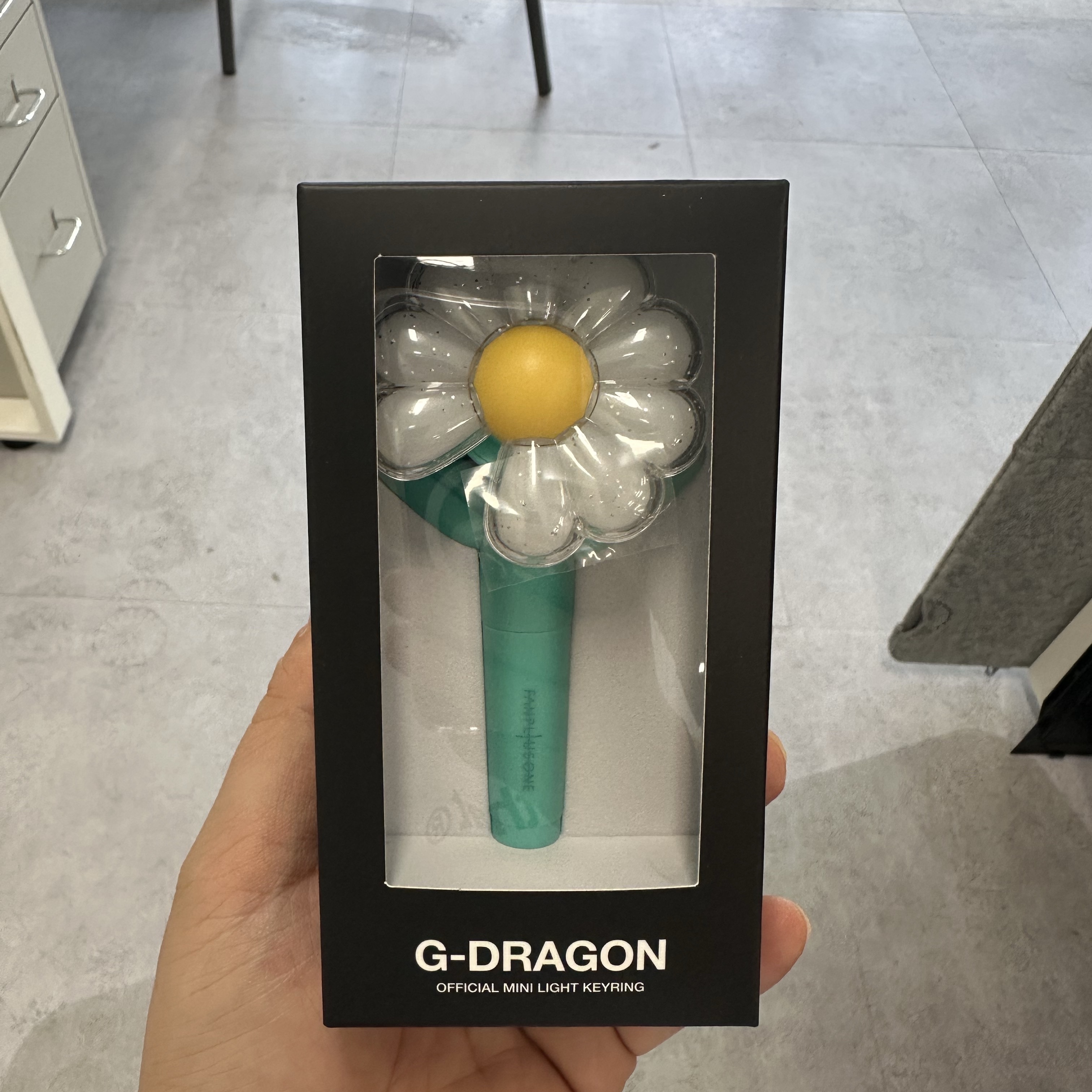 G-DRAGON Ubermensch Official Mini Light Keyring Mint 착용 스타일