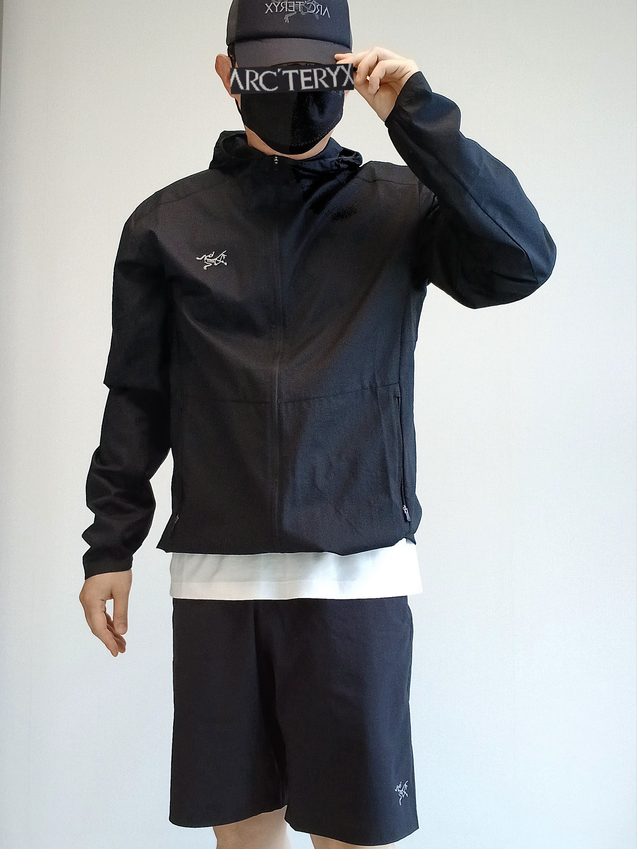 Arc'teryx Bird Word Trucker Hat Black Cloud, Arc'teryx Incendo Airshell Hoody Black 착용 스타일 - 1