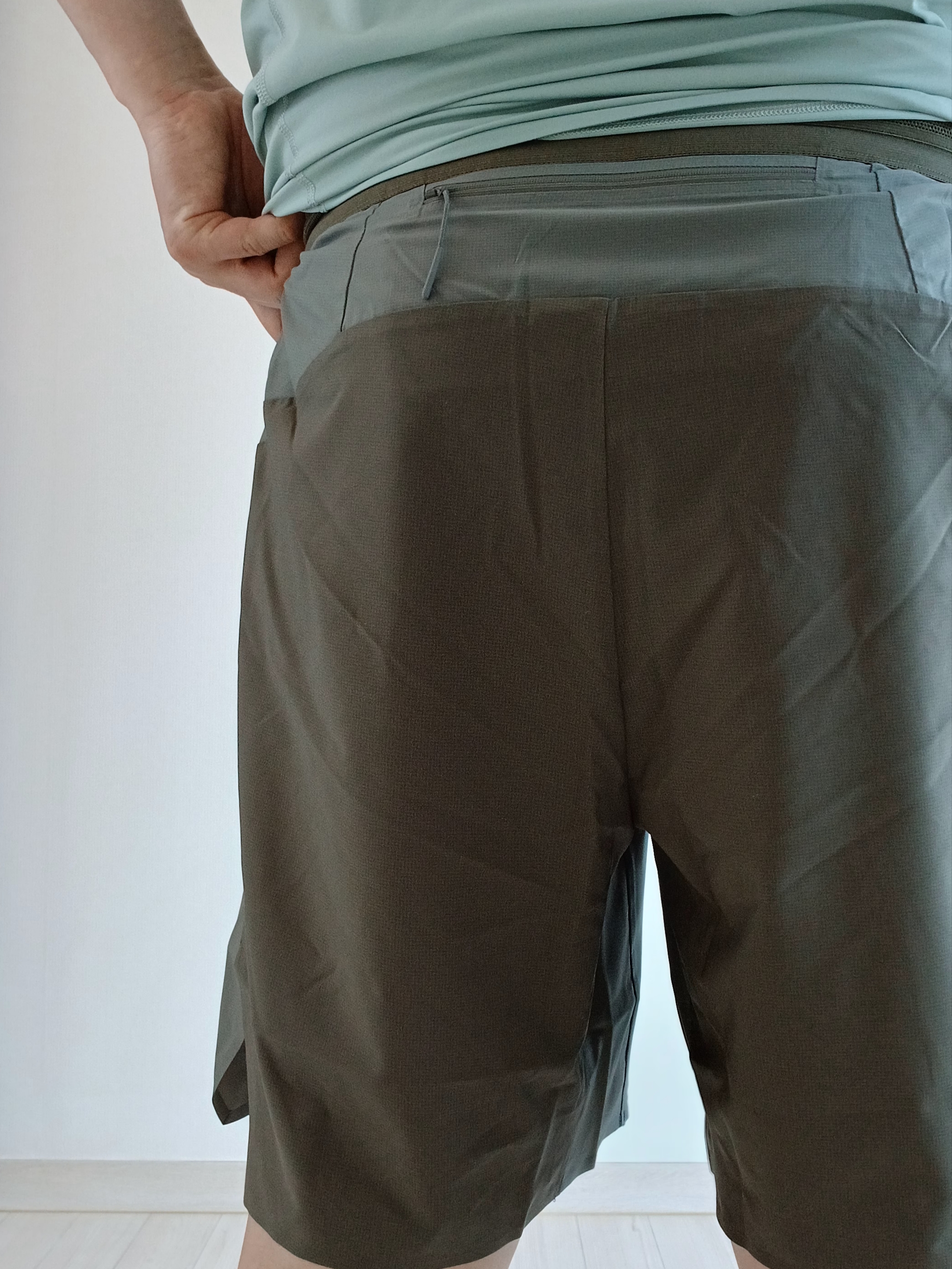 Arc'teryx Motus Arcword Crew SS T-Shirt Stone Green Heather, Arc'teryx Norvan Liner 7 Inch Shorts Forage Tatsu 착용 스타일 - 4