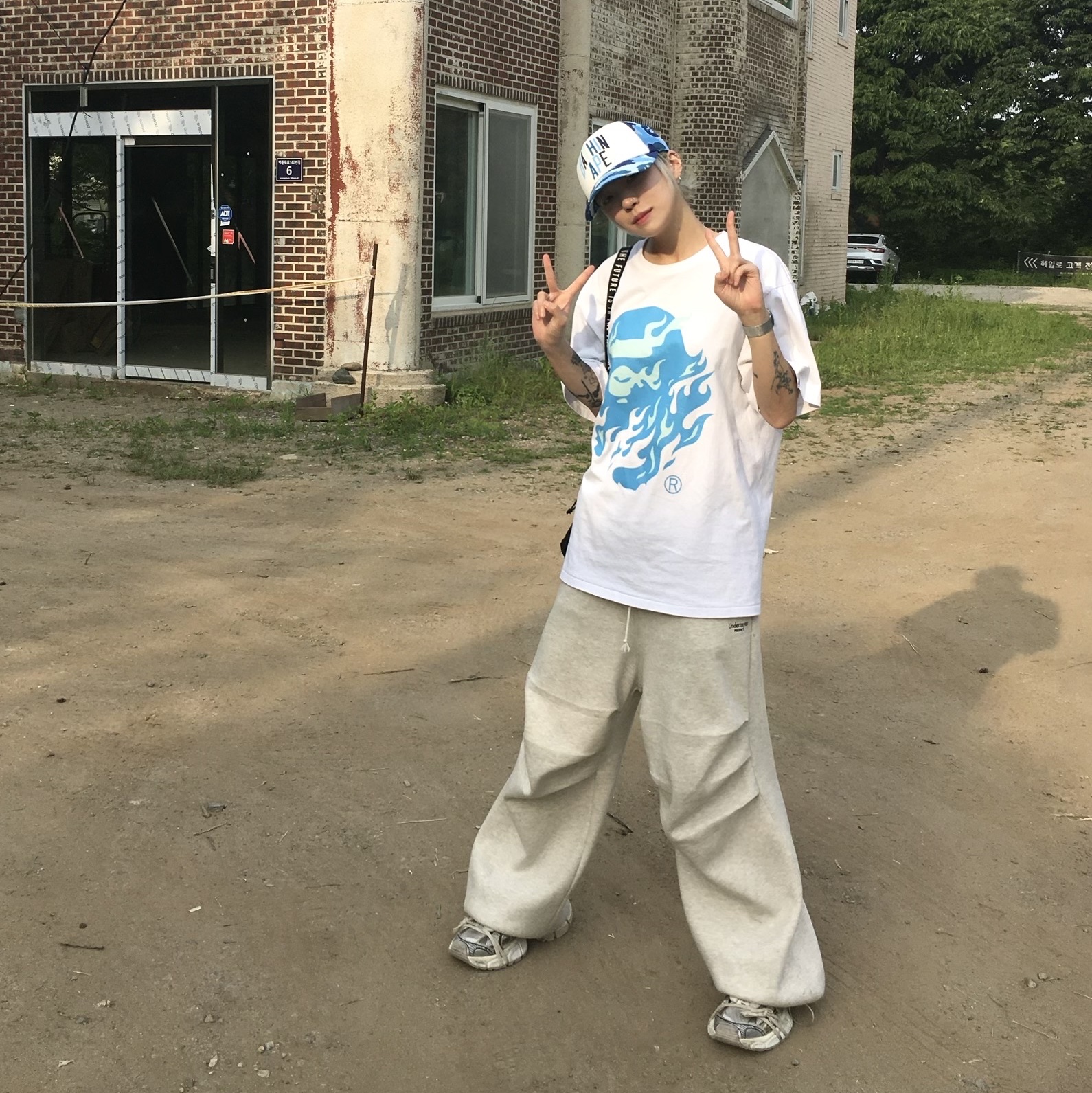 BAPE ABC Camo NYC Logo Mesh Cap Blue, BAPE Flame Ape Head T-Shirt White Blue 착용 스타일 - 1