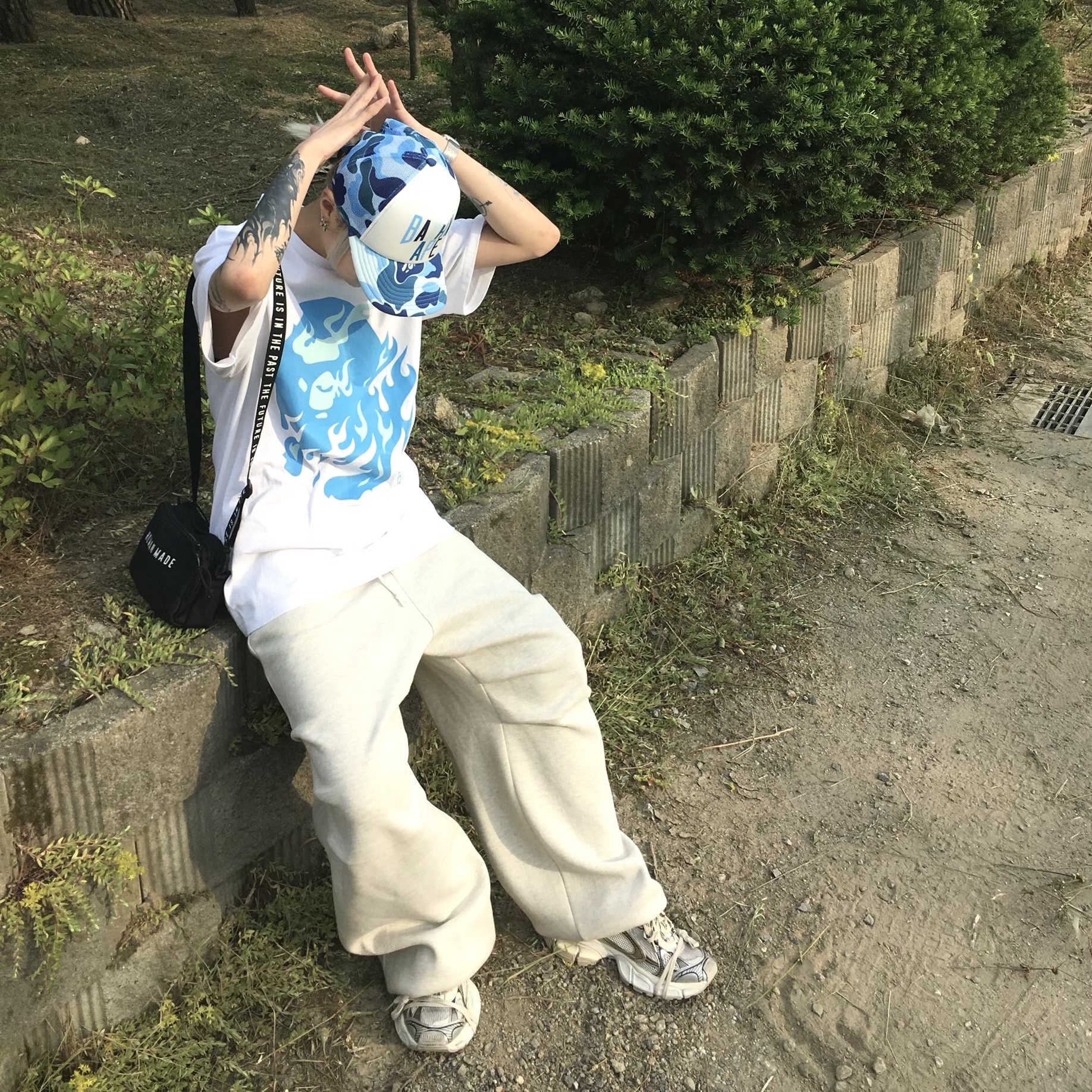 BAPE ABC Camo NYC Logo Mesh Cap Blue, BAPE Flame Ape Head T-Shirt White Blue 착용 스타일 - 2