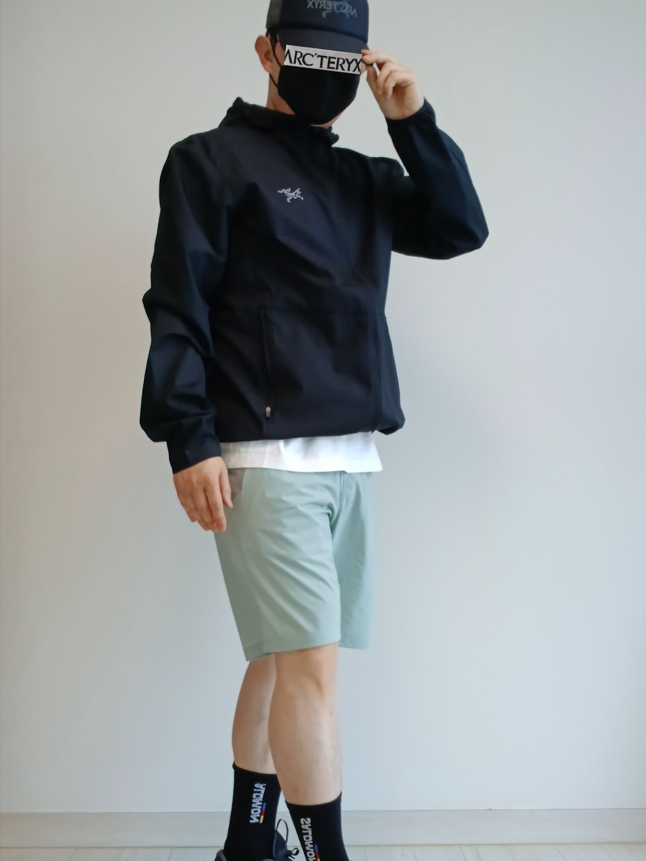 Arc'teryx Bird Word Trucker Hat Black Cloud, Arc'teryx Incendo Airshell Hoody Black 착용 스타일 - 4