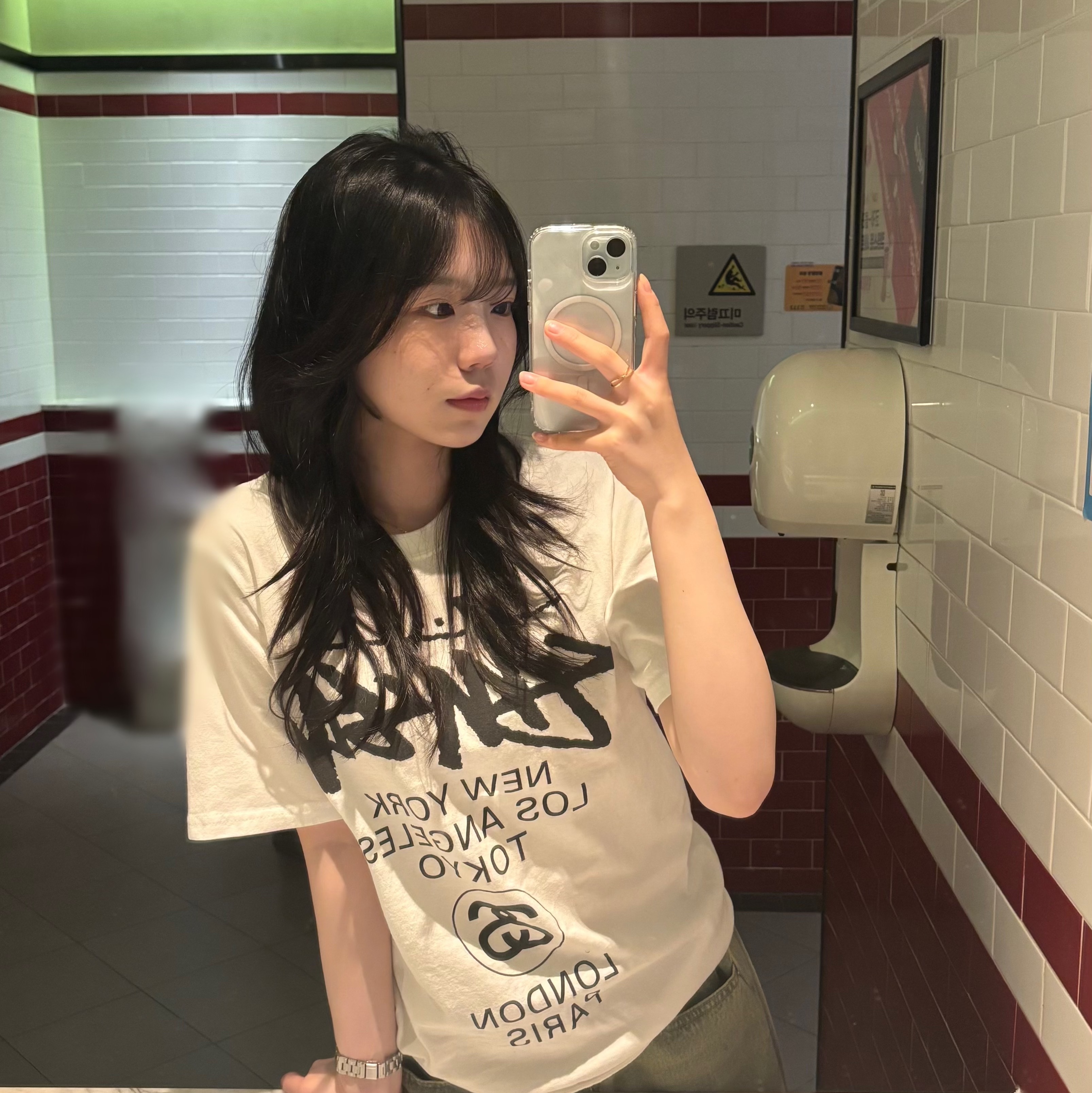 Stussy World Tour T-Shirt White 2024,2025 착용 스타일