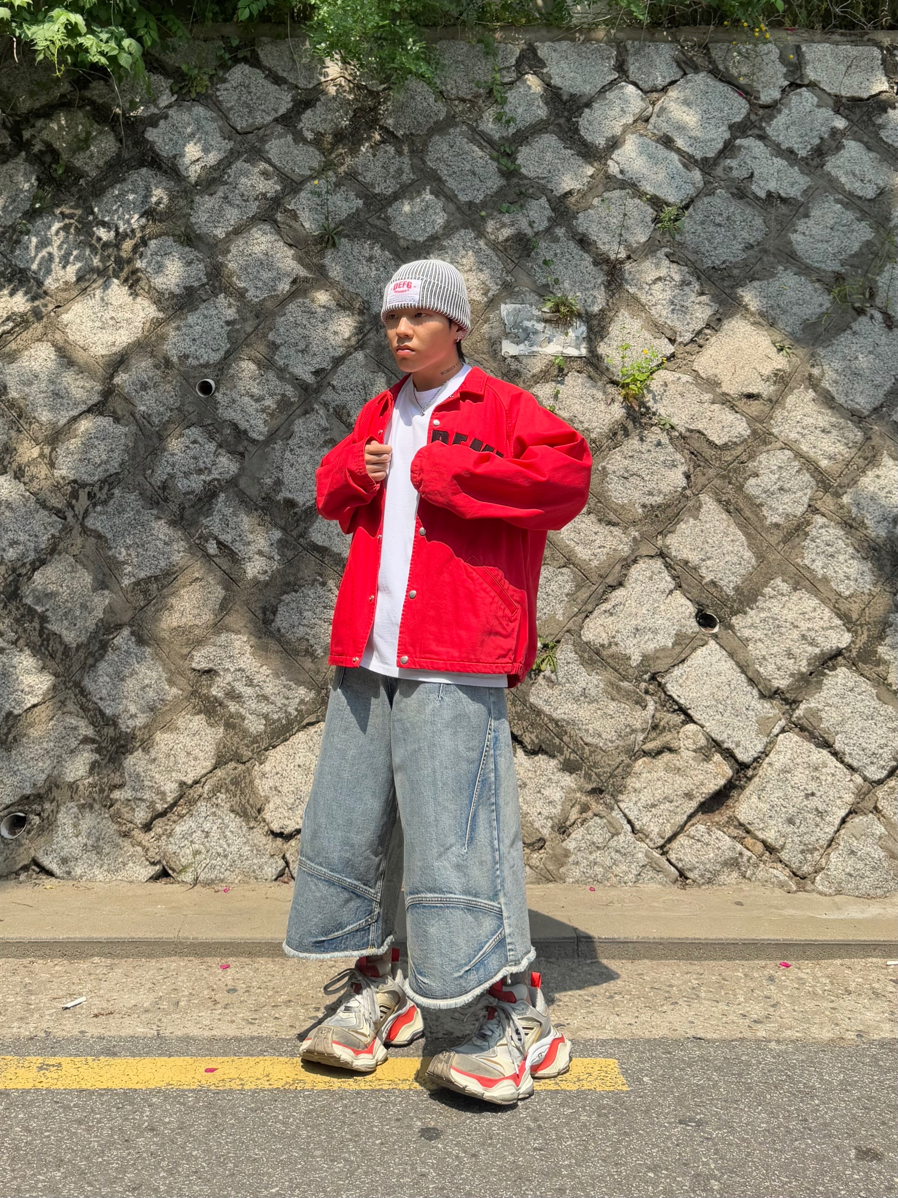 Balenciaga Cargo Sneakers Beige Grey Red 착용 스타일 - 1