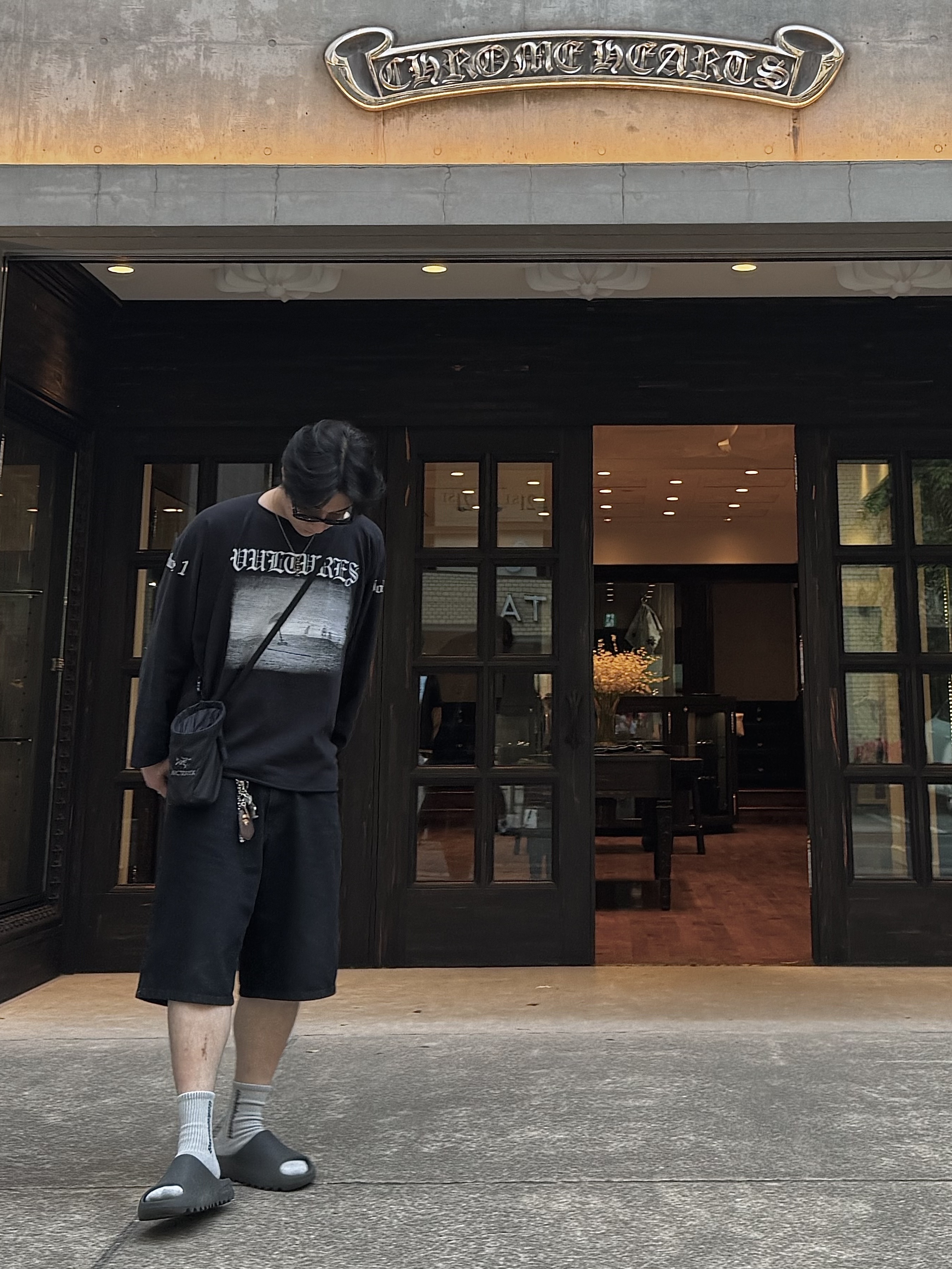 Yeezy Vultures 2 Long T-Shirt Black, Zara Bermuda Denim Baggy Fit Black 착용 스타일