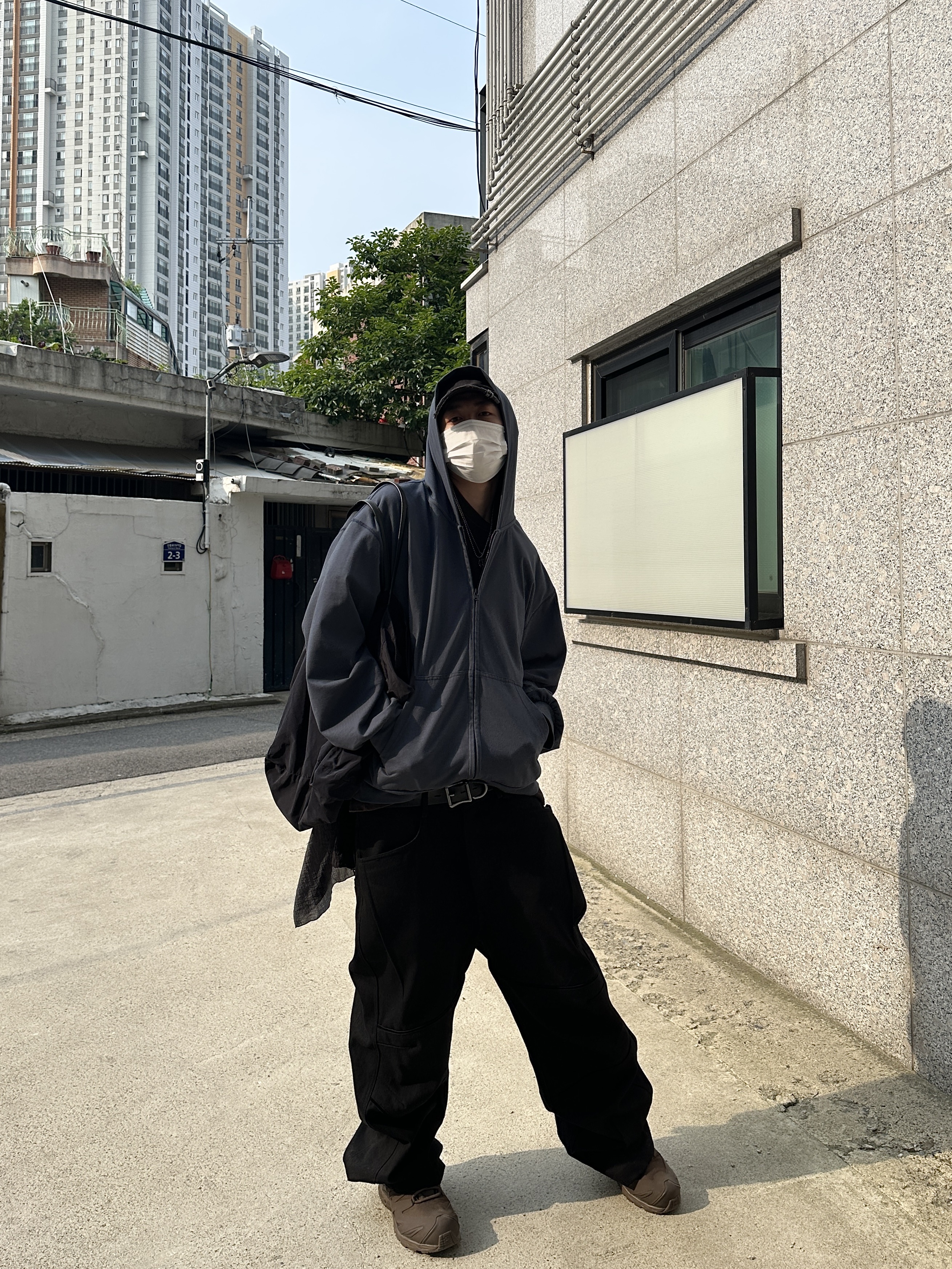 Xlim Xldia 01 Scarf Charcoal, Xlim Synopsis 01 Bag Black 착용 스타일 - 1