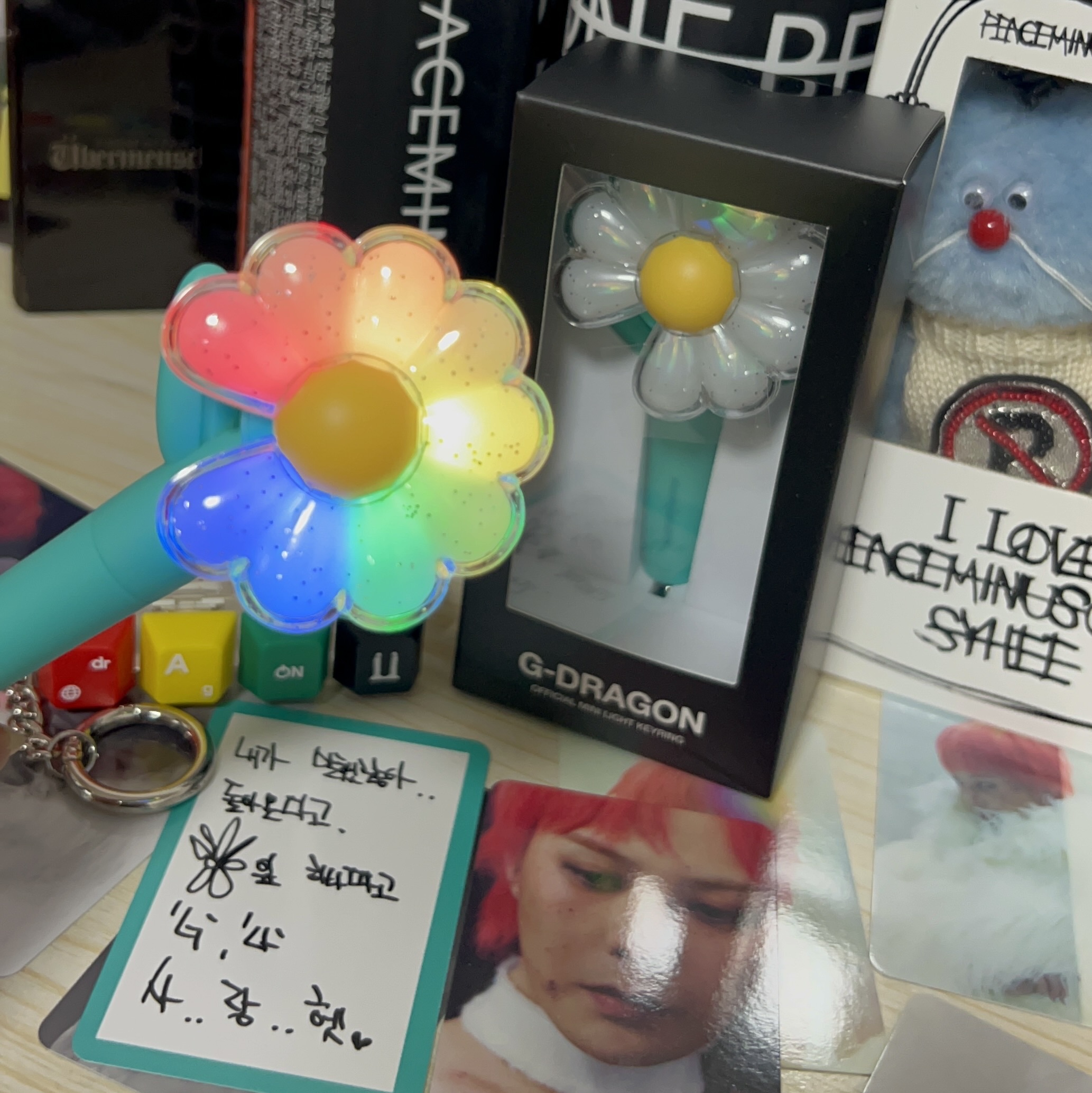 G-DRAGON Ubermensch Official Mini Light Keyring Mint, G-DRAGON Ubermensch Keycap Keyring 착용 스타일 - 2