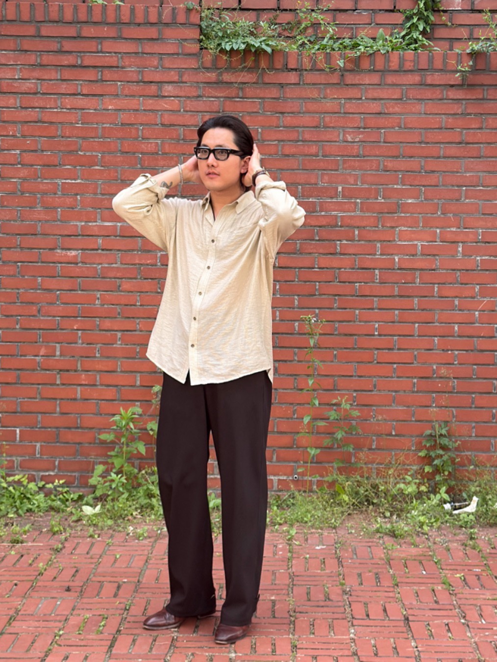 NA A NANA Stripe Silky Shirt Beige, NA A NANA Curved Fly Slacks Black 착용 스타일 - 1
