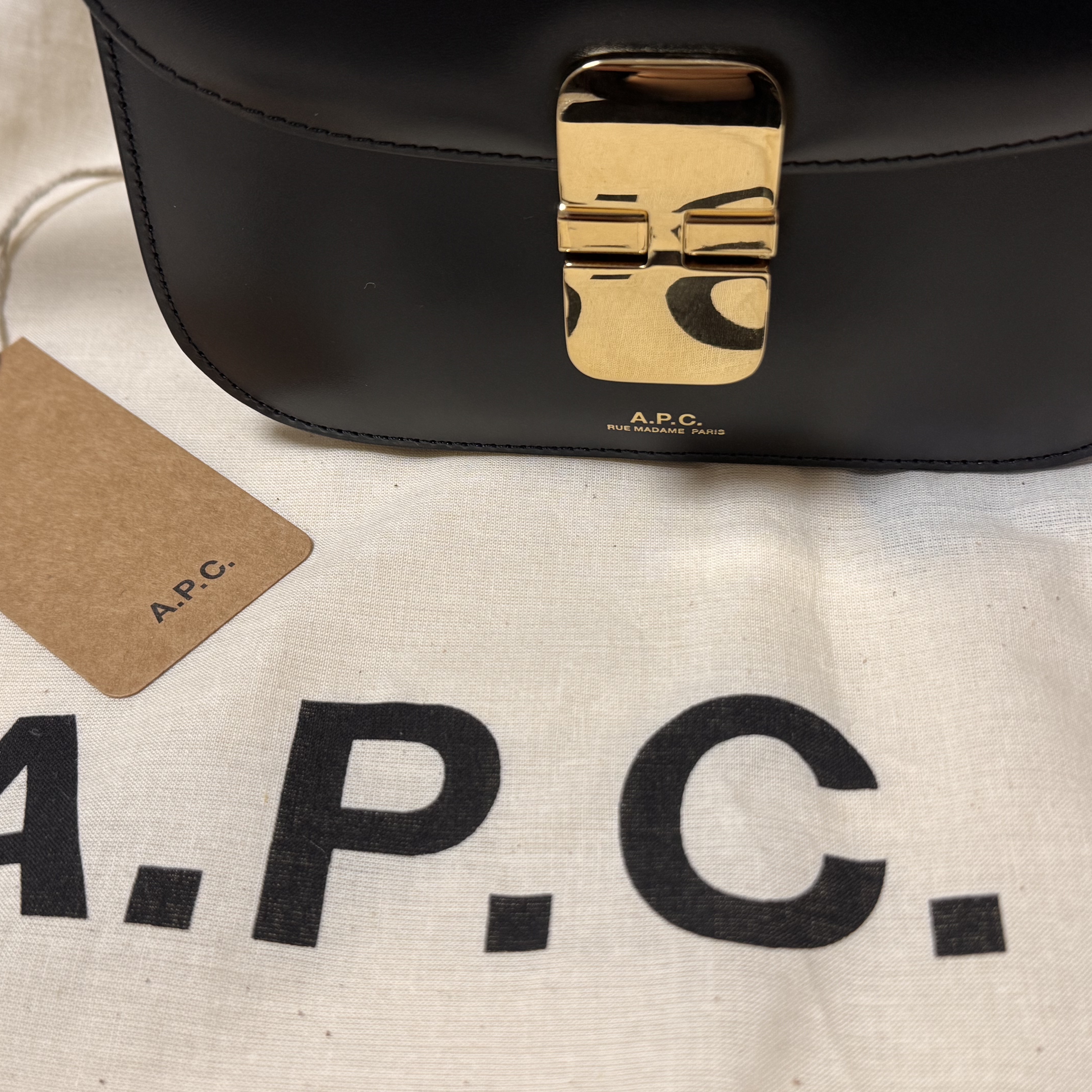 A.P.C. Grace Mini Bag Black 착용 스타일 - 1