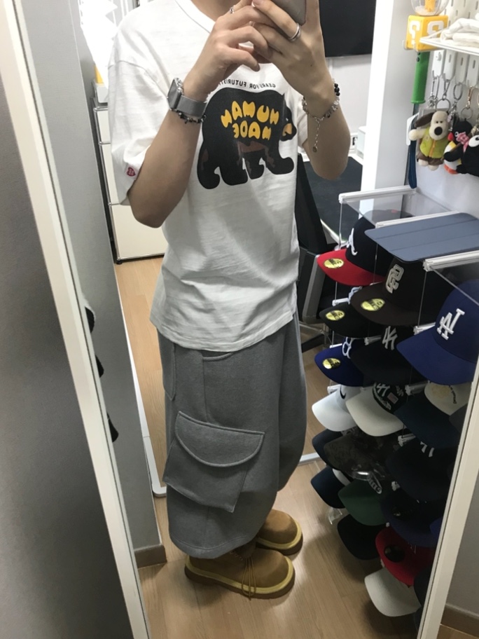 Human Made Graphic T-Shirt #10 White, MJD x AAO Wide Cargo Bermuda Pants Grey 착용 스타일 - 1