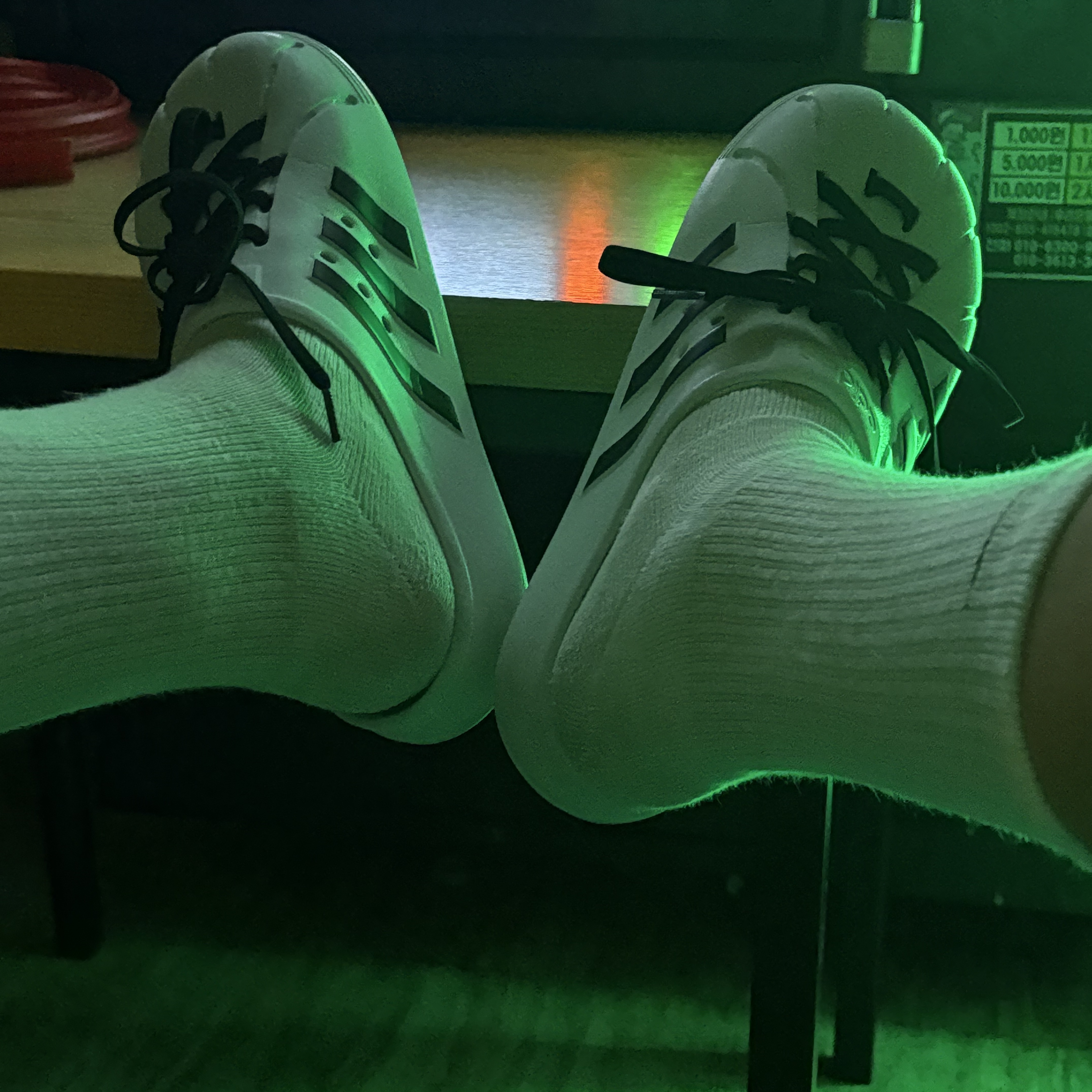 Adidas Adilette Clog White Black, Nike Everyday Cushioned Training Crew Socks White (6 Pack/Korean Ver.) 착용 스타일