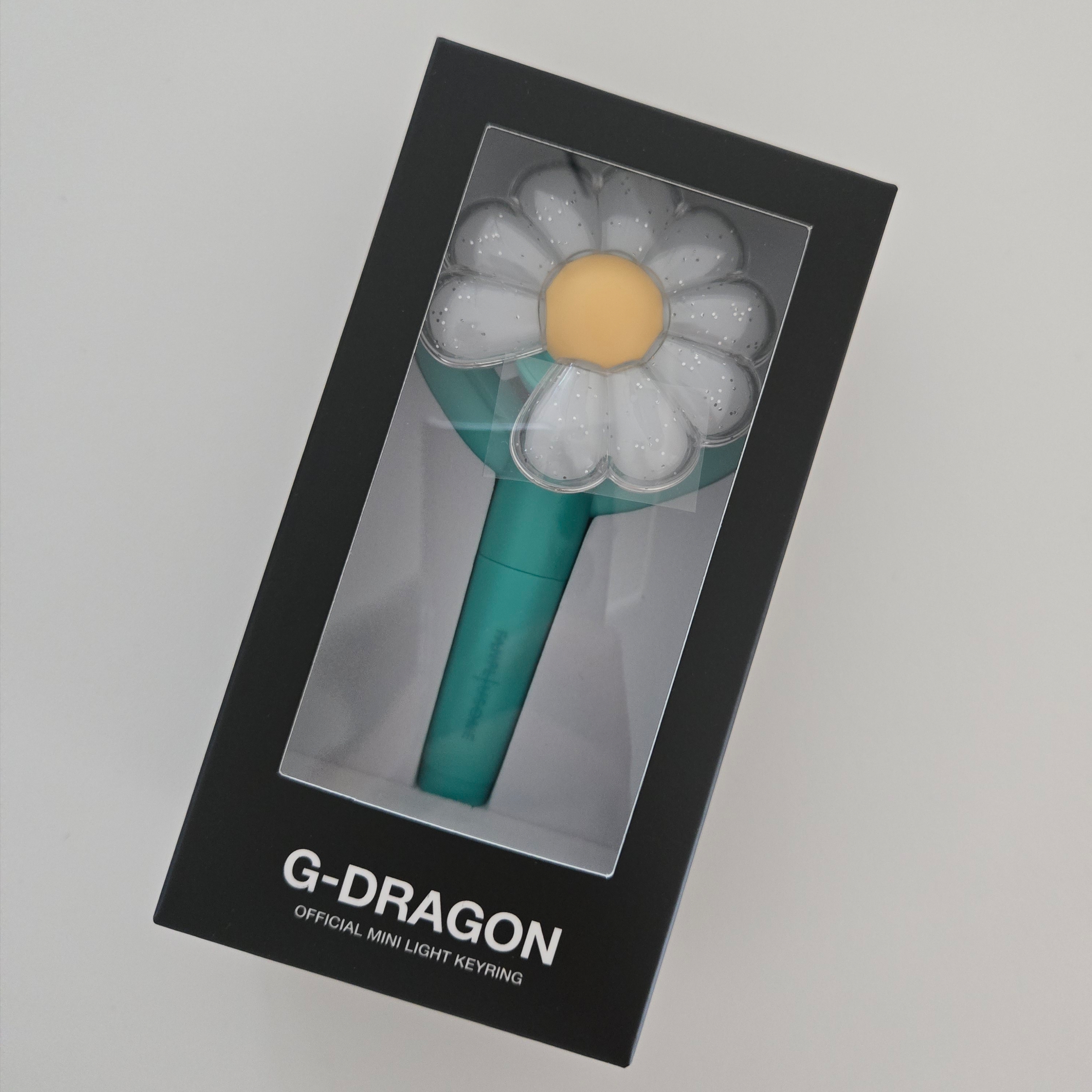 G-DRAGON Ubermensch Official Mini Light Keyring Mint 착용 스타일
