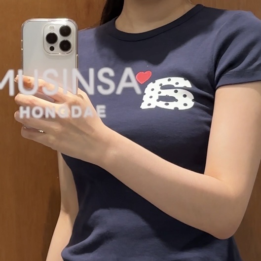 [예약 배송] AEAE Dot Small Letter Tee Navy 착용 스타일