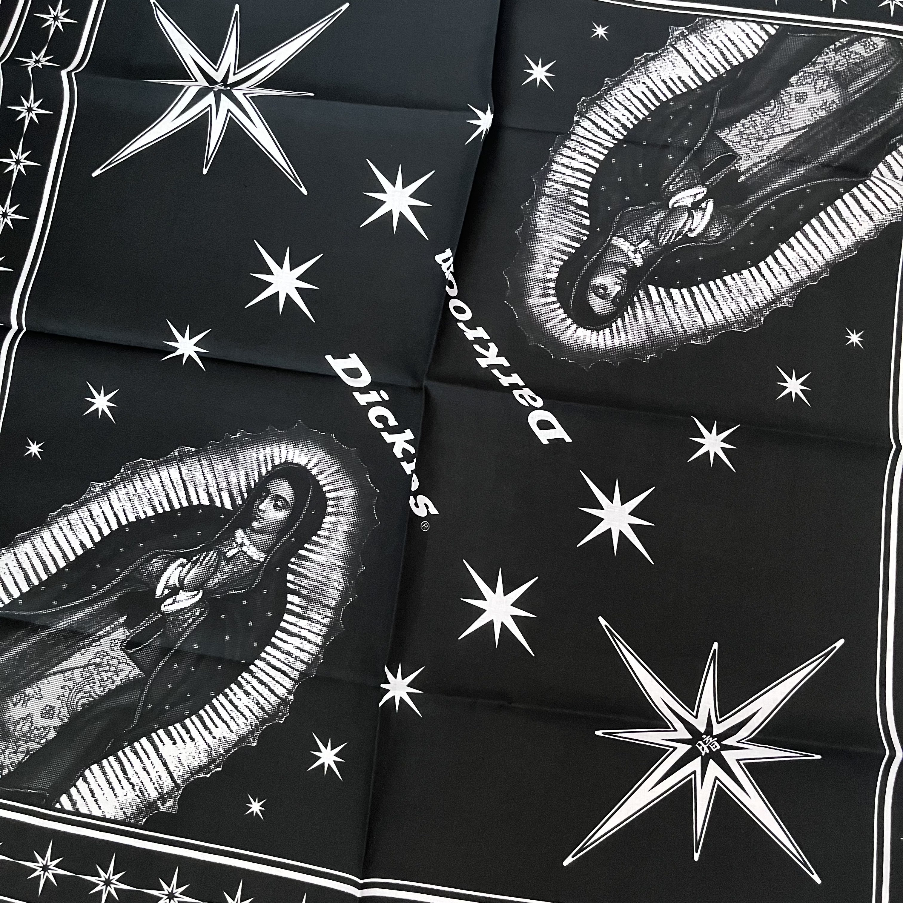 Dickies x Darkr8m Studio Cotton Bandana Black 착용 스타일 - 2