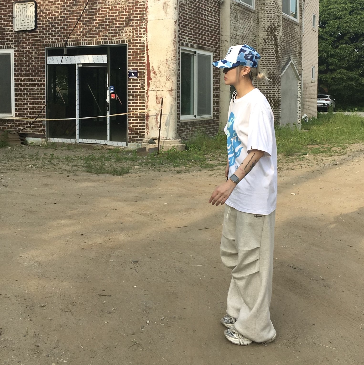 BAPE ABC Camo NYC Logo Mesh Cap Blue, BAPE Flame Ape Head T-Shirt White Blue 착용 스타일 - 3