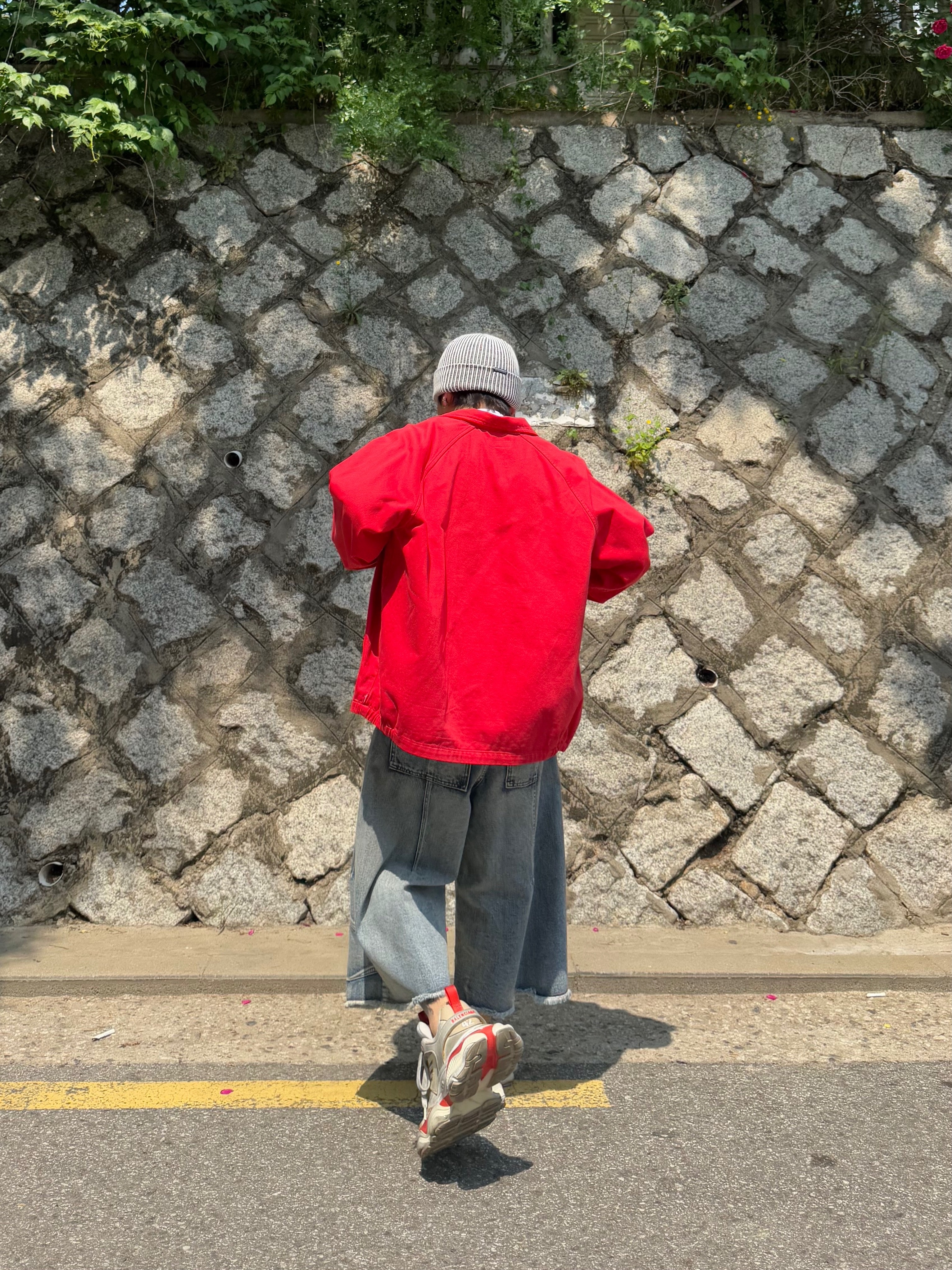 Balenciaga Cargo Sneakers Beige Grey Red 착용 스타일 - 7