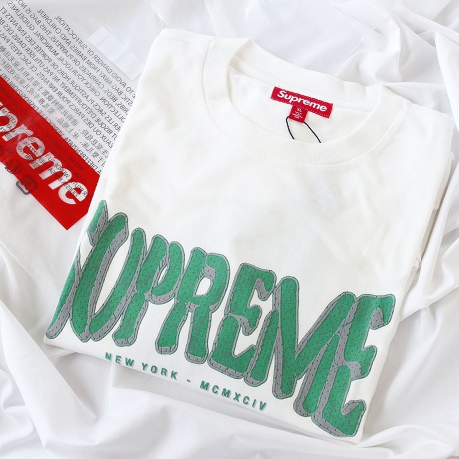 Supreme Flocked Washed S/S Top White - 25SS 착용 스타일 - 1