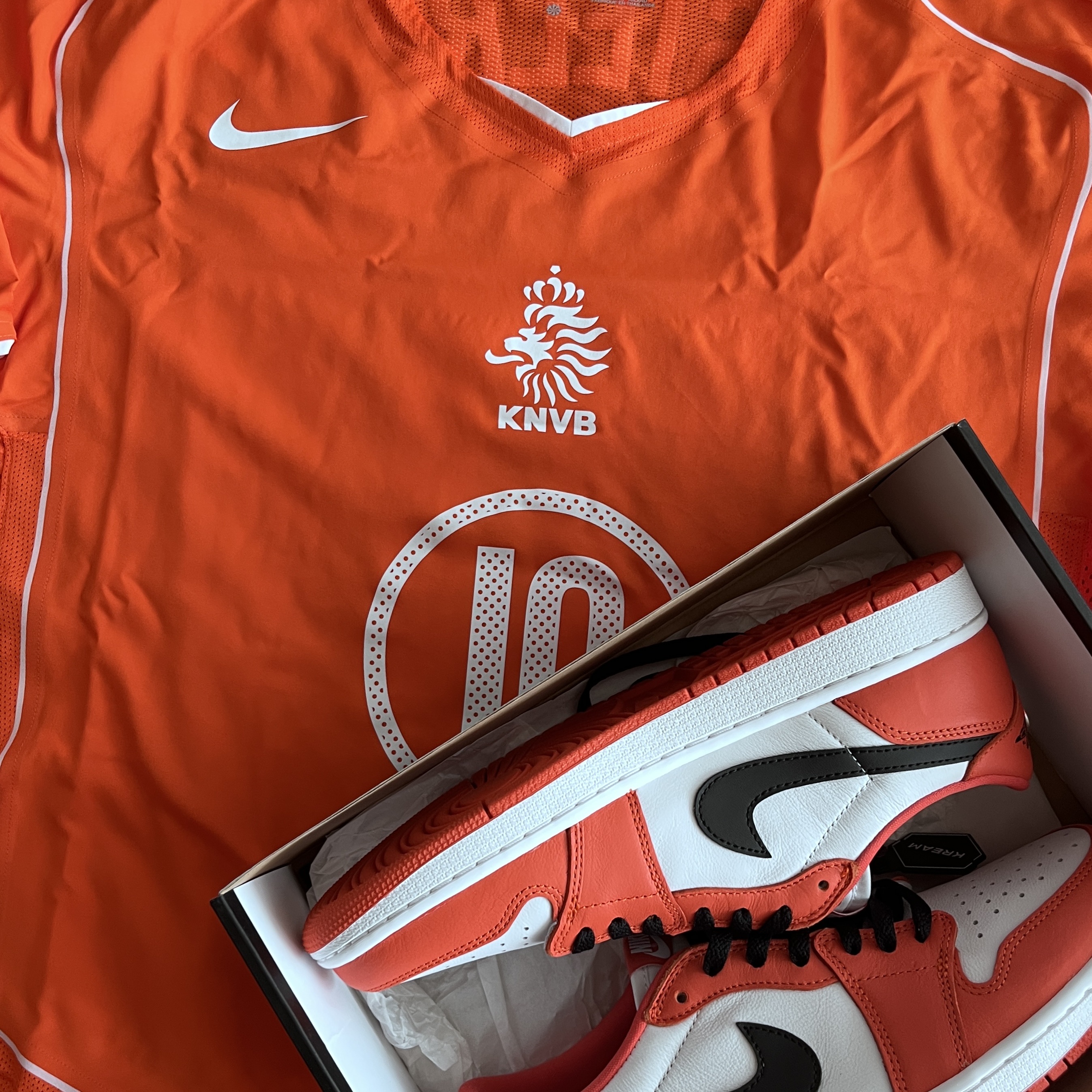 Nike Netherlands 2004 Total 90 Reissue Soccer Replica Jersey (Marking Ver.), Jordan 1 Low OG Starfish 착용 스타일 - 2
