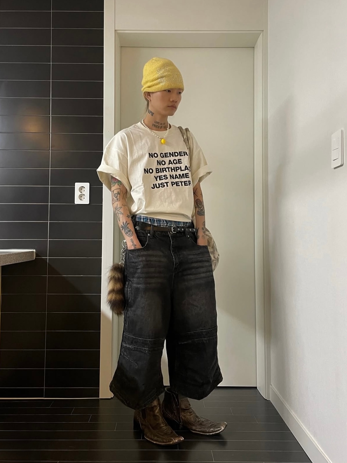ROARINGRAD Carpenter Bermuda Denim Pants Black 착용 스타일