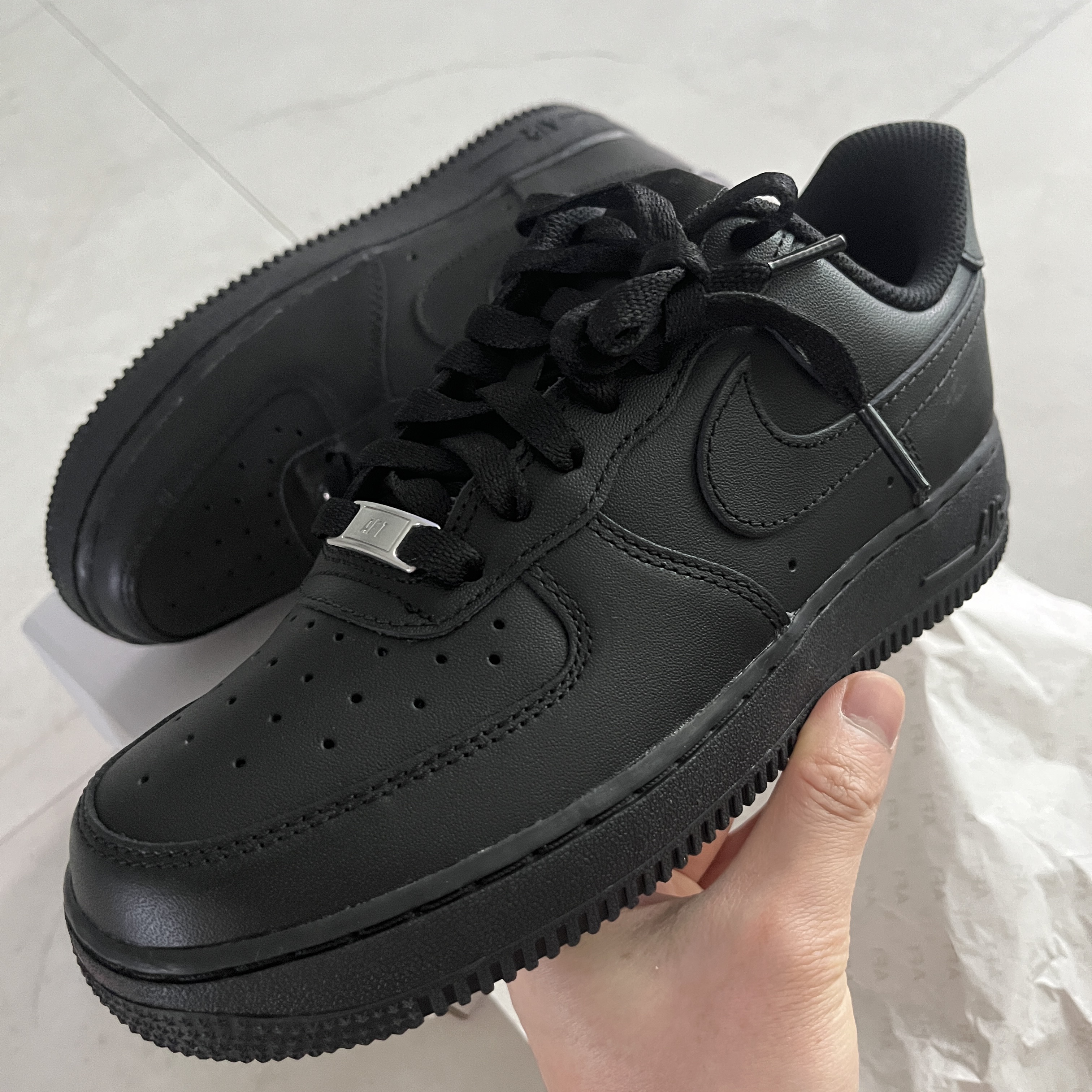 Nike Air Force 1 '07 Low Triple Black 착용 스타일