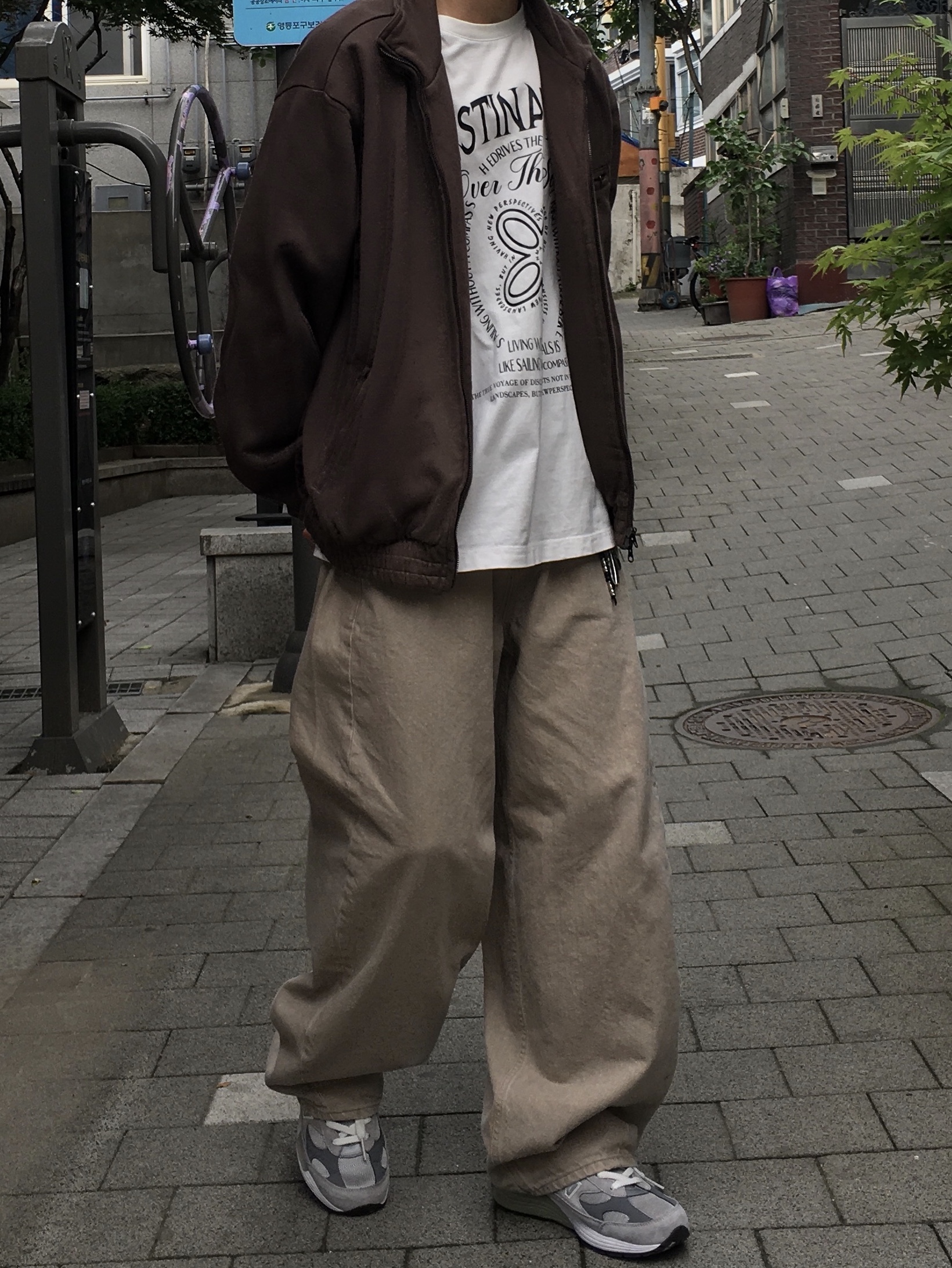 noun Wide Curved Denim Pants Sand Beige, New Balance 992 Made in USA Core Grey Silver Metallic 착용 스타일 - 2