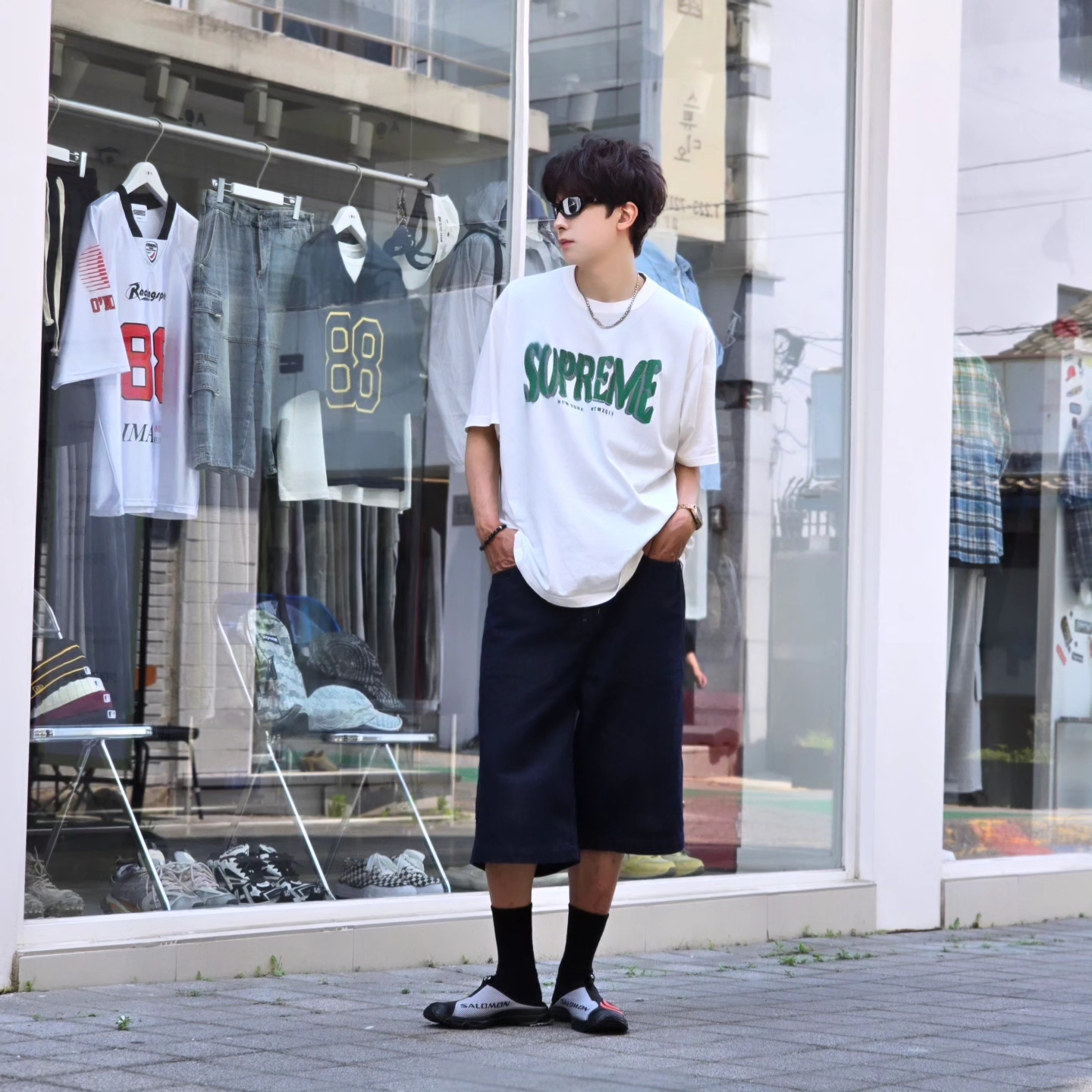 Supreme Flocked Washed S/S Top White - 25SS, Salomon RX Slide 3.0 Seasonal Black Fiery Red 착용 스타일 - 1