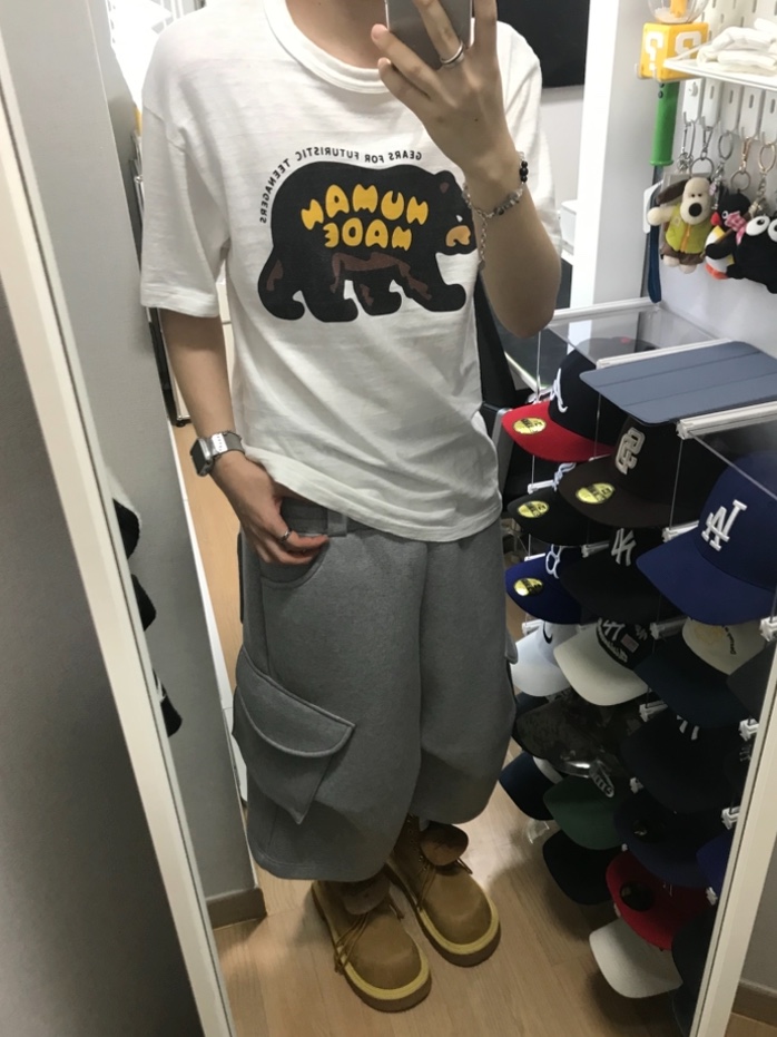 Human Made Graphic T-Shirt #10 White, MJD x AAO Wide Cargo Bermuda Pants Grey 착용 스타일 - 2