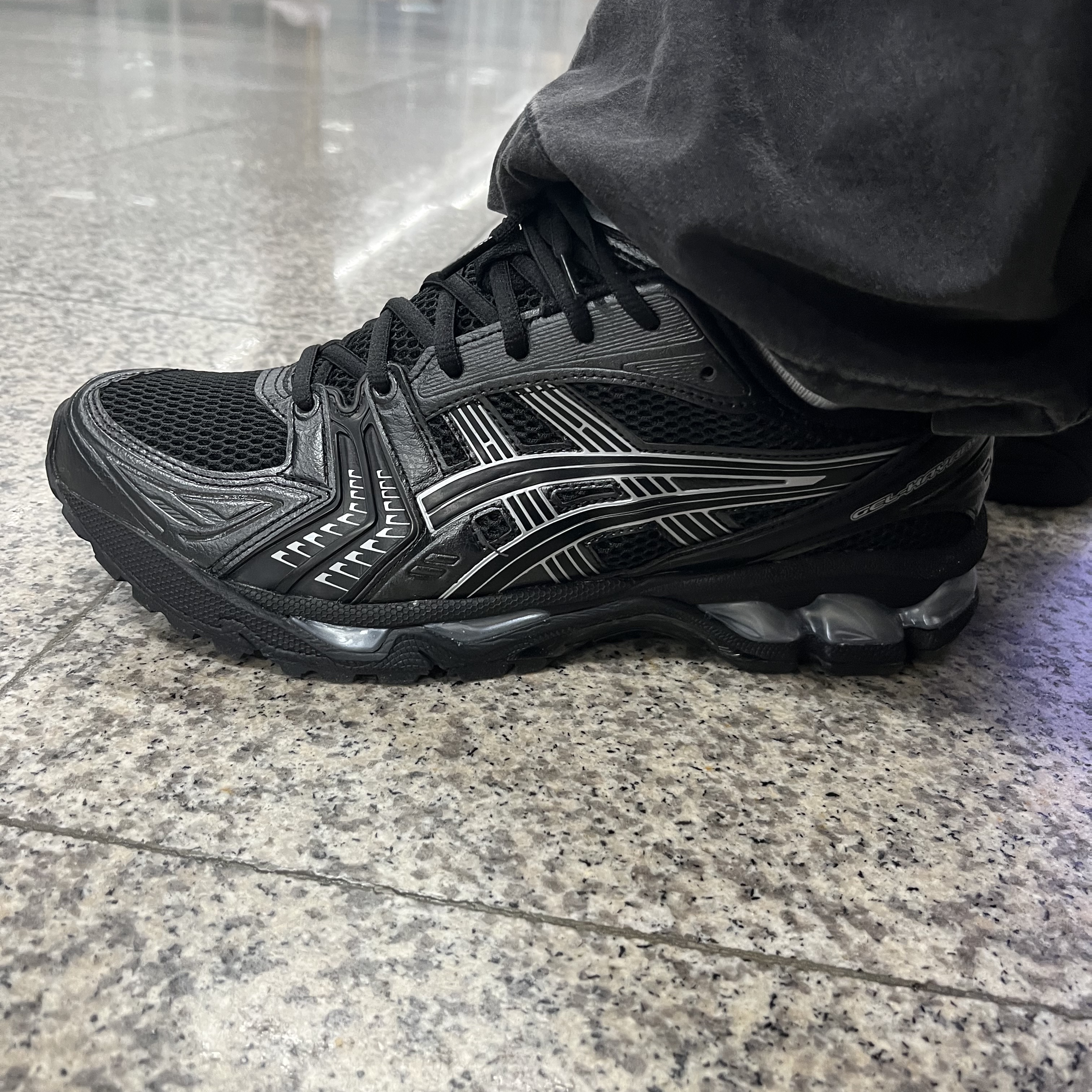 Asics Gel-Kayano 14 Black Pure Silver 착용 스타일 - 1