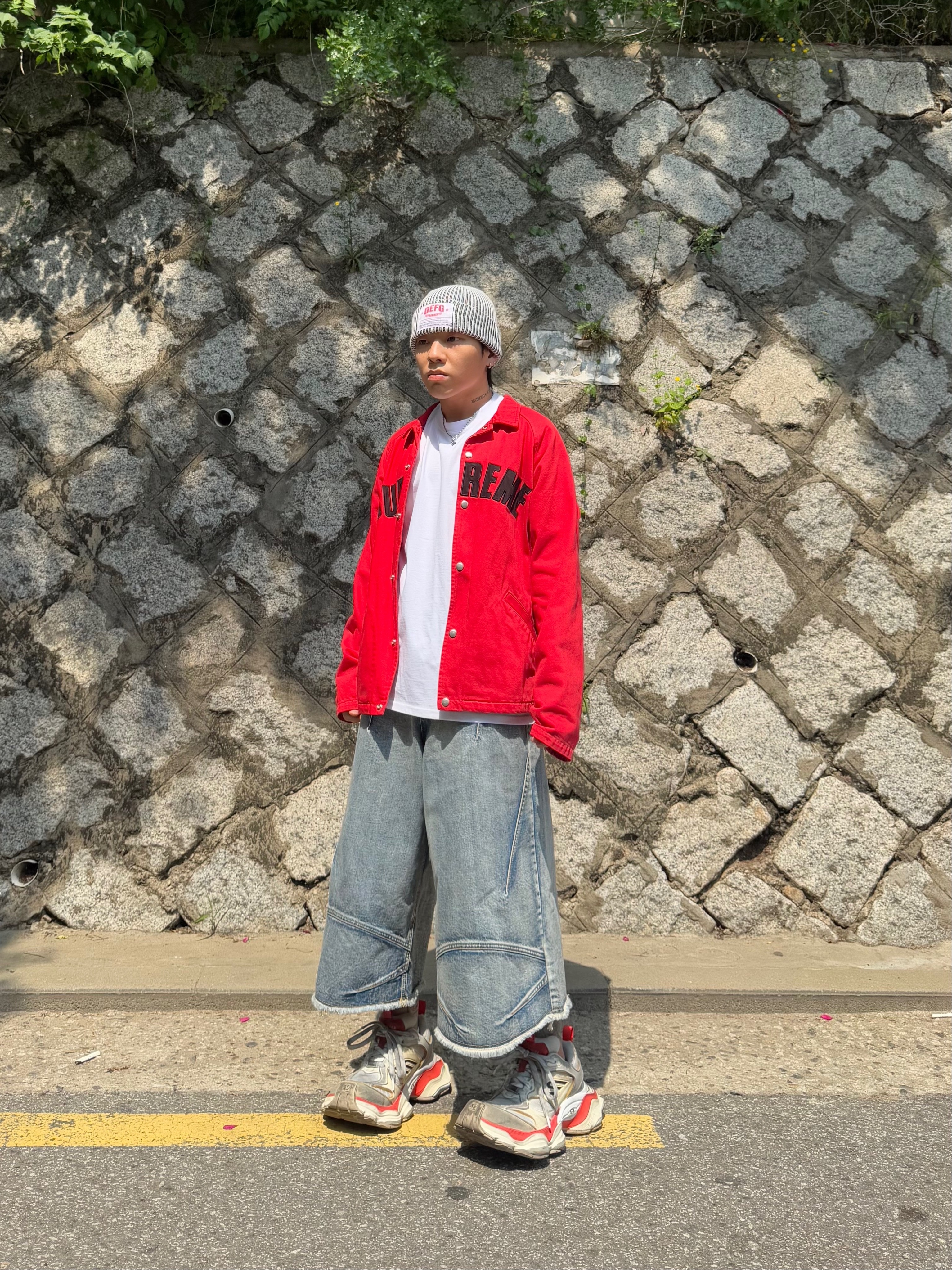 Balenciaga Cargo Sneakers Beige Grey Red 착용 스타일 - 2