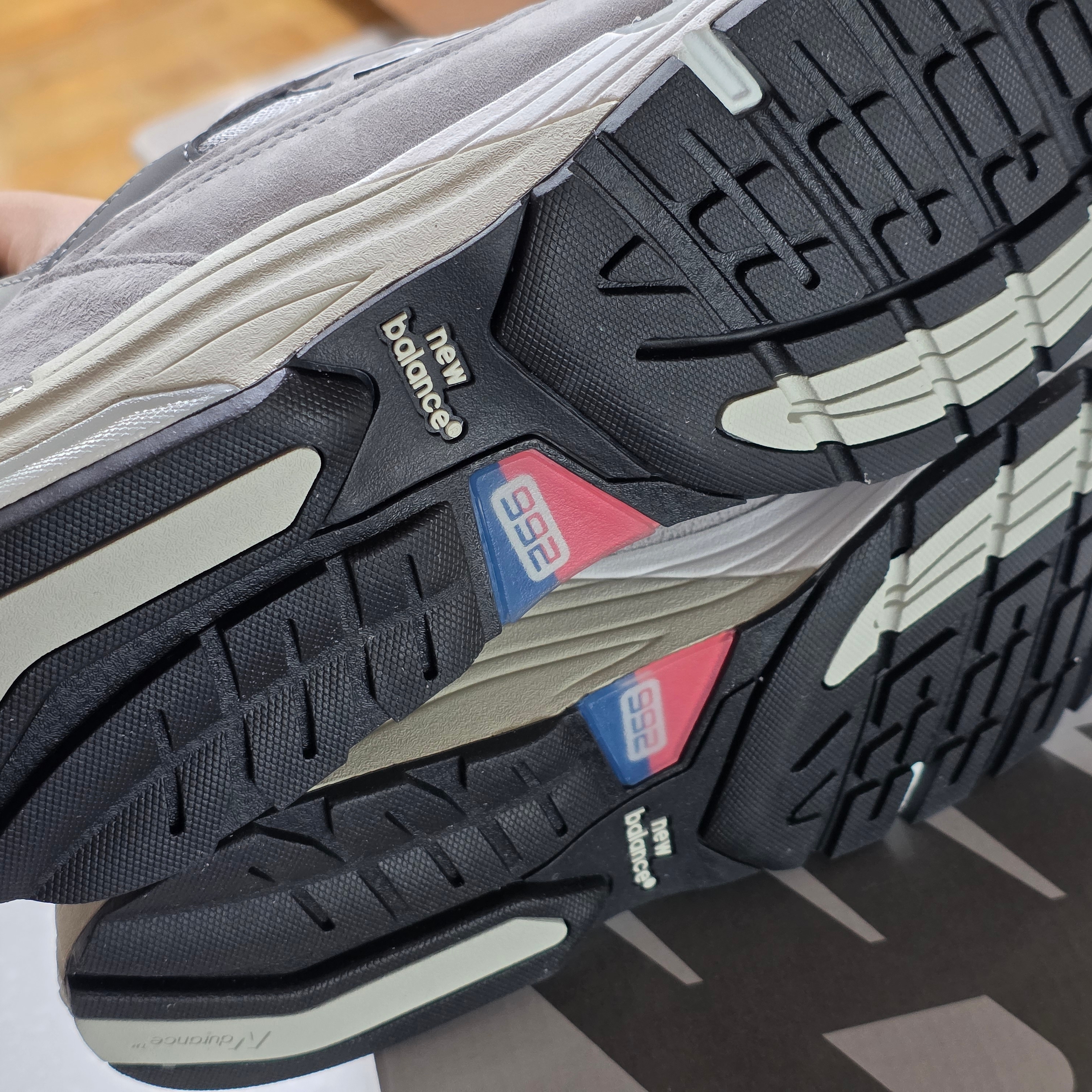 New Balance 992 Made in USA Core Grey Silver Metallic 착용 스타일 - 5