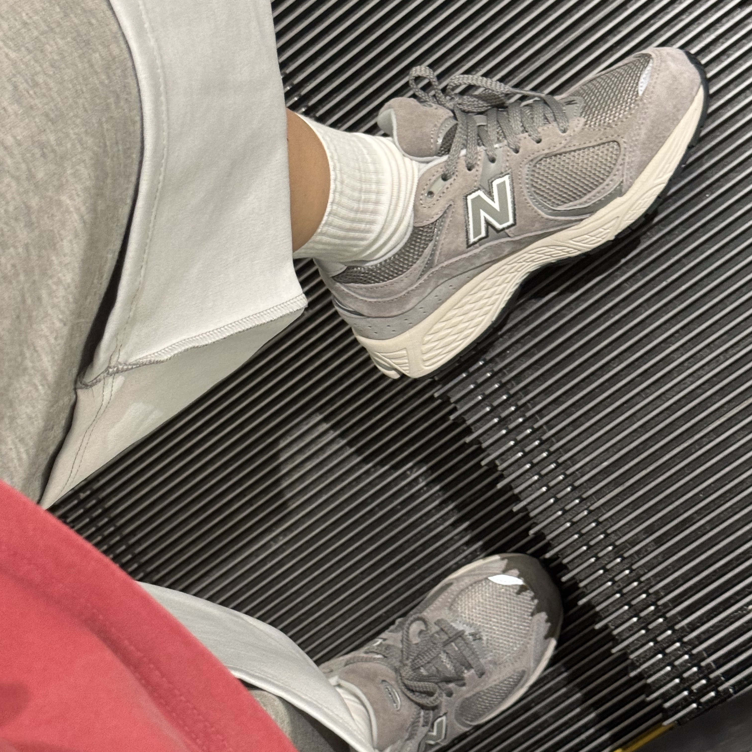 New Balance 2002R Grey 착용 스타일