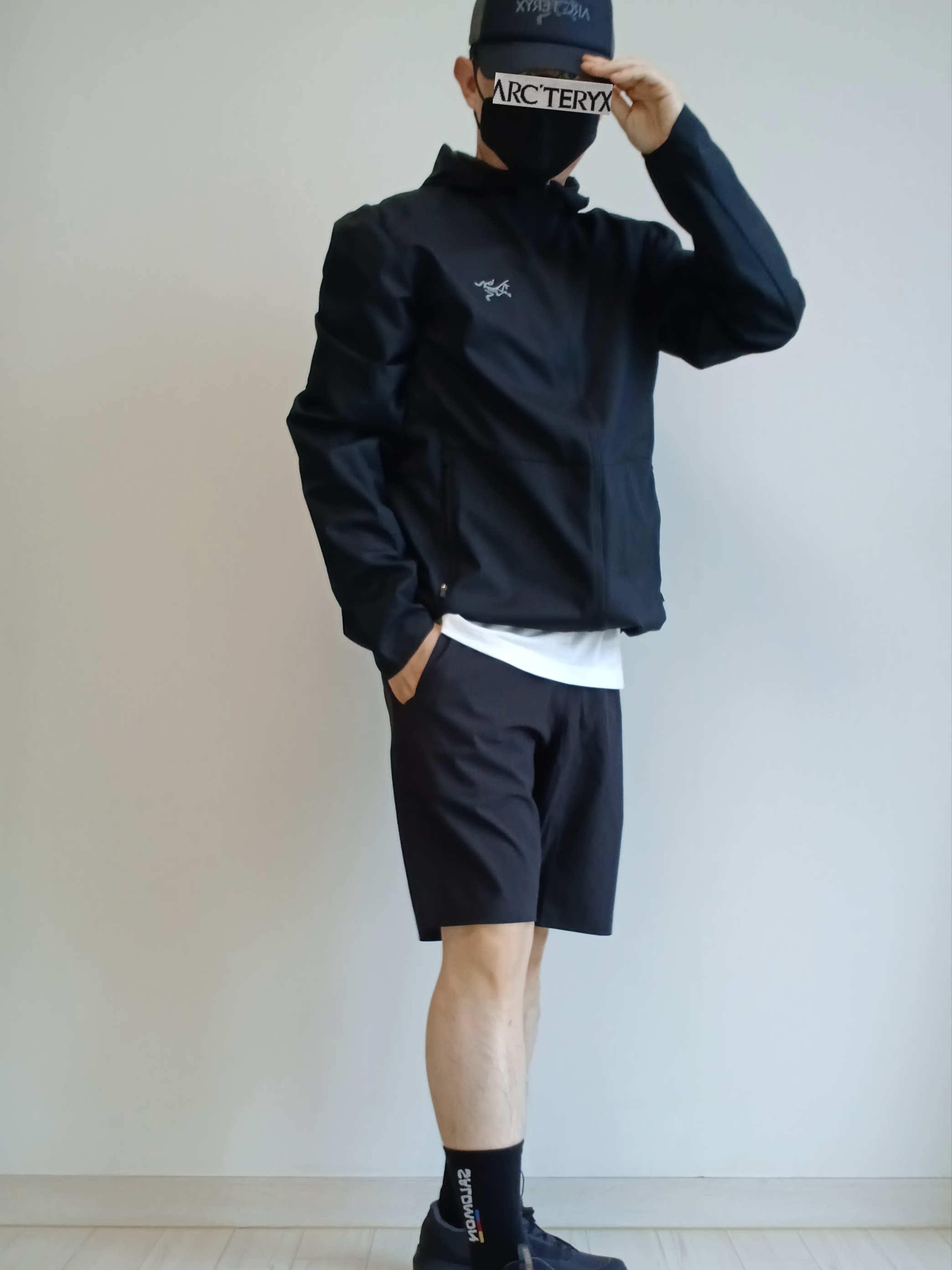 Arc'teryx Bird Word Trucker Hat Black Cloud, Arc'teryx Incendo Airshell Hoody Black 착용 스타일 - 5