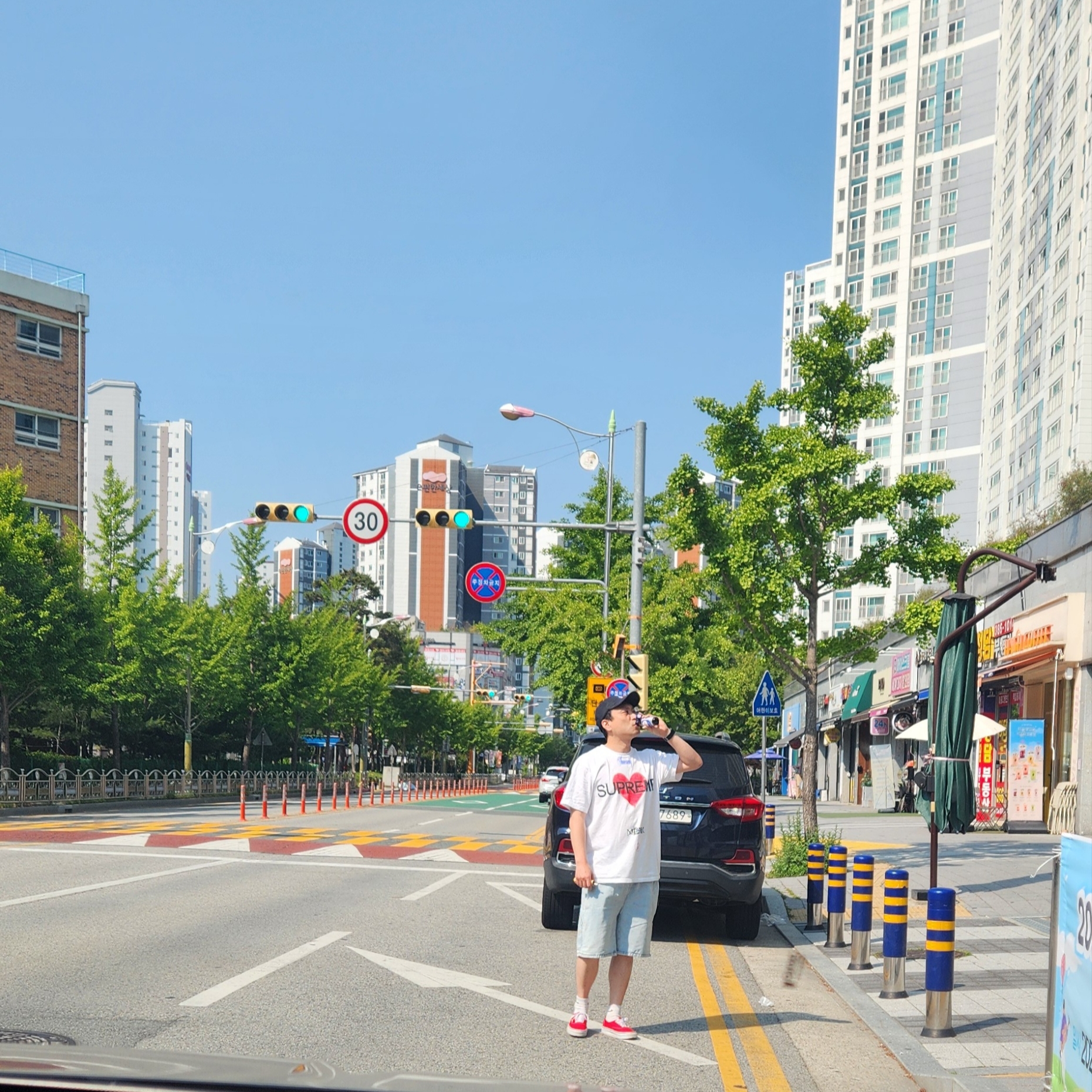 Supreme Announcing T-Shirt White - 25SS 착용 스타일
