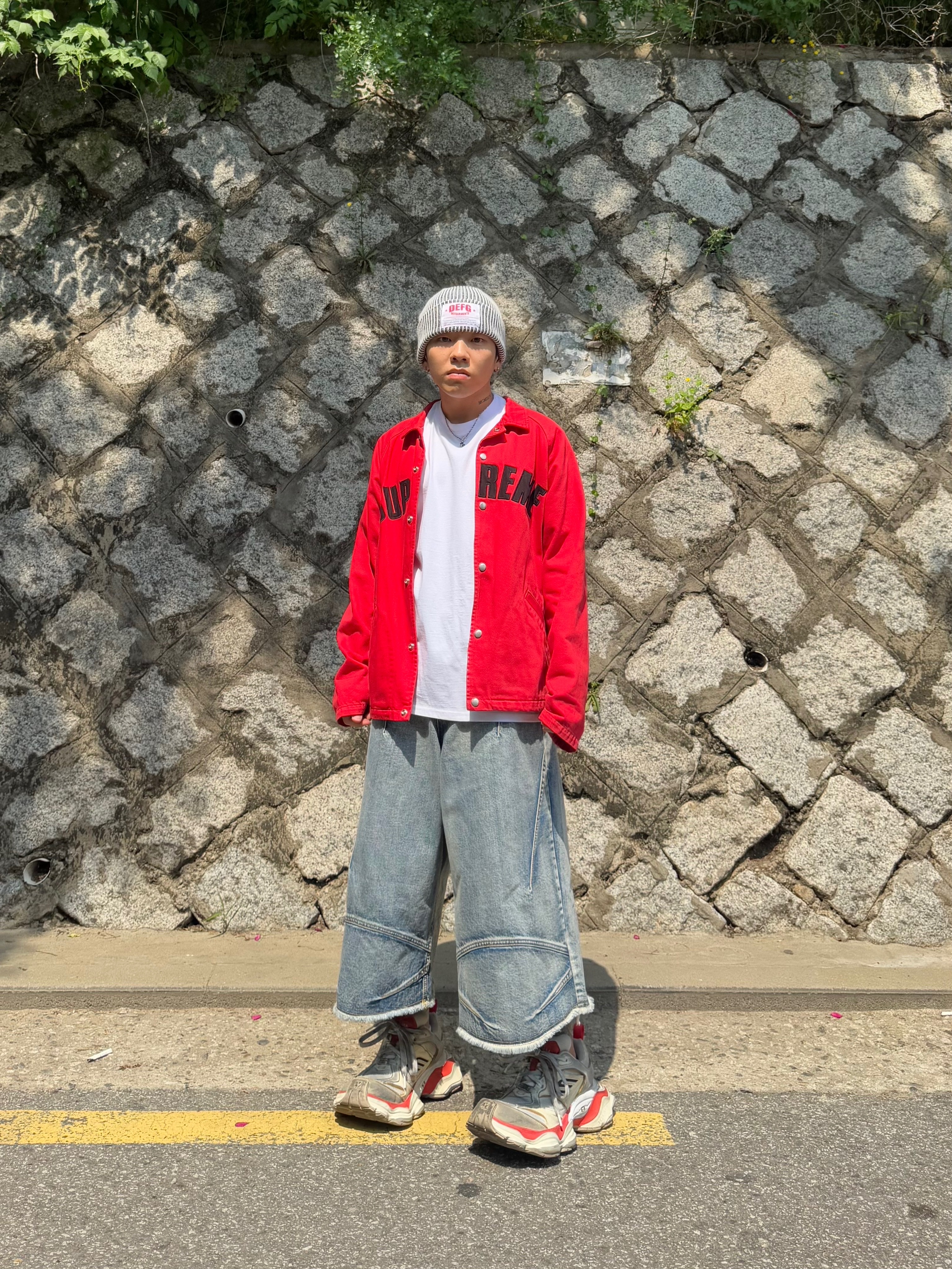 Balenciaga Cargo Sneakers Beige Grey Red 착용 스타일 - 4