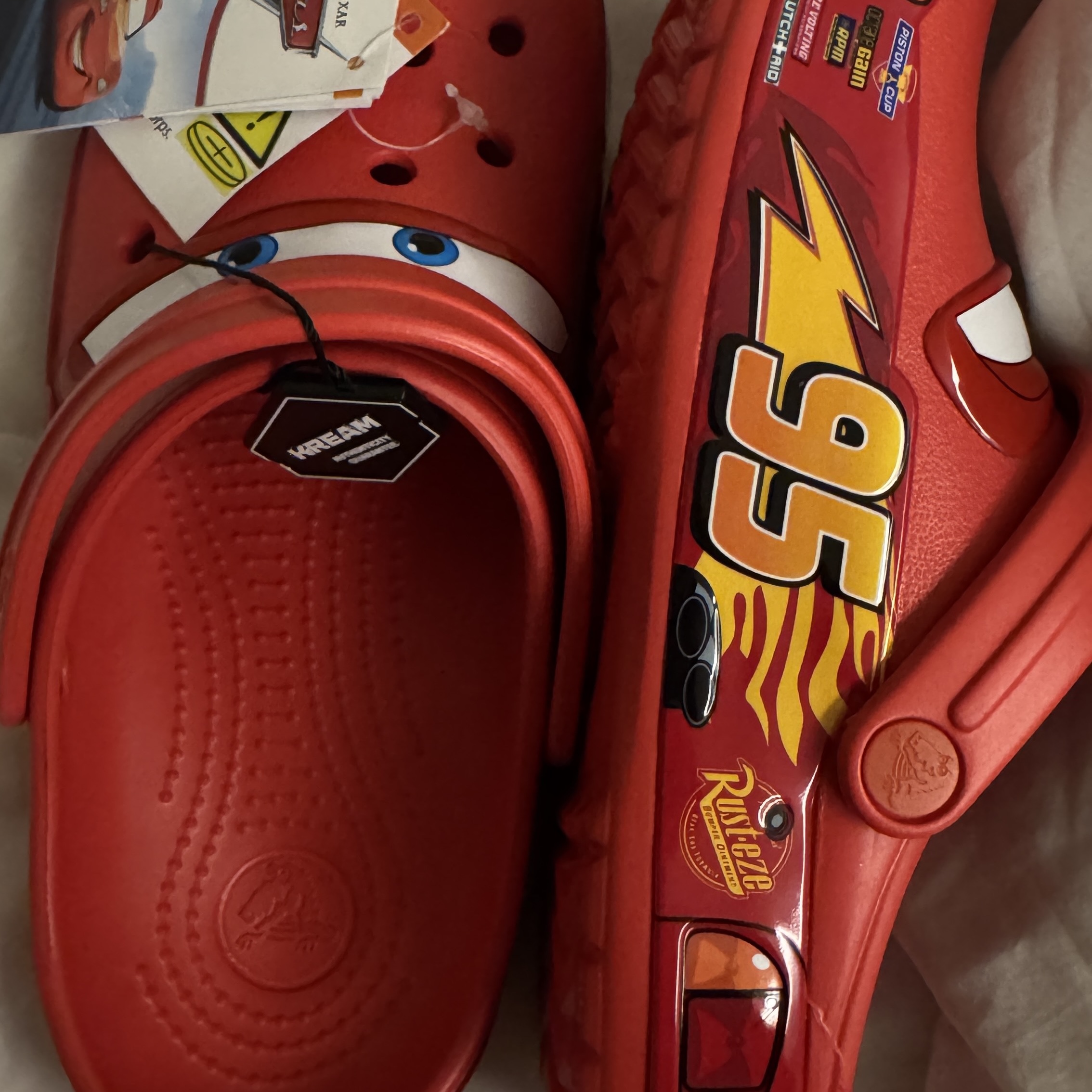 Crocs x Cars Classic Clog Lightning McQueen 착용 스타일