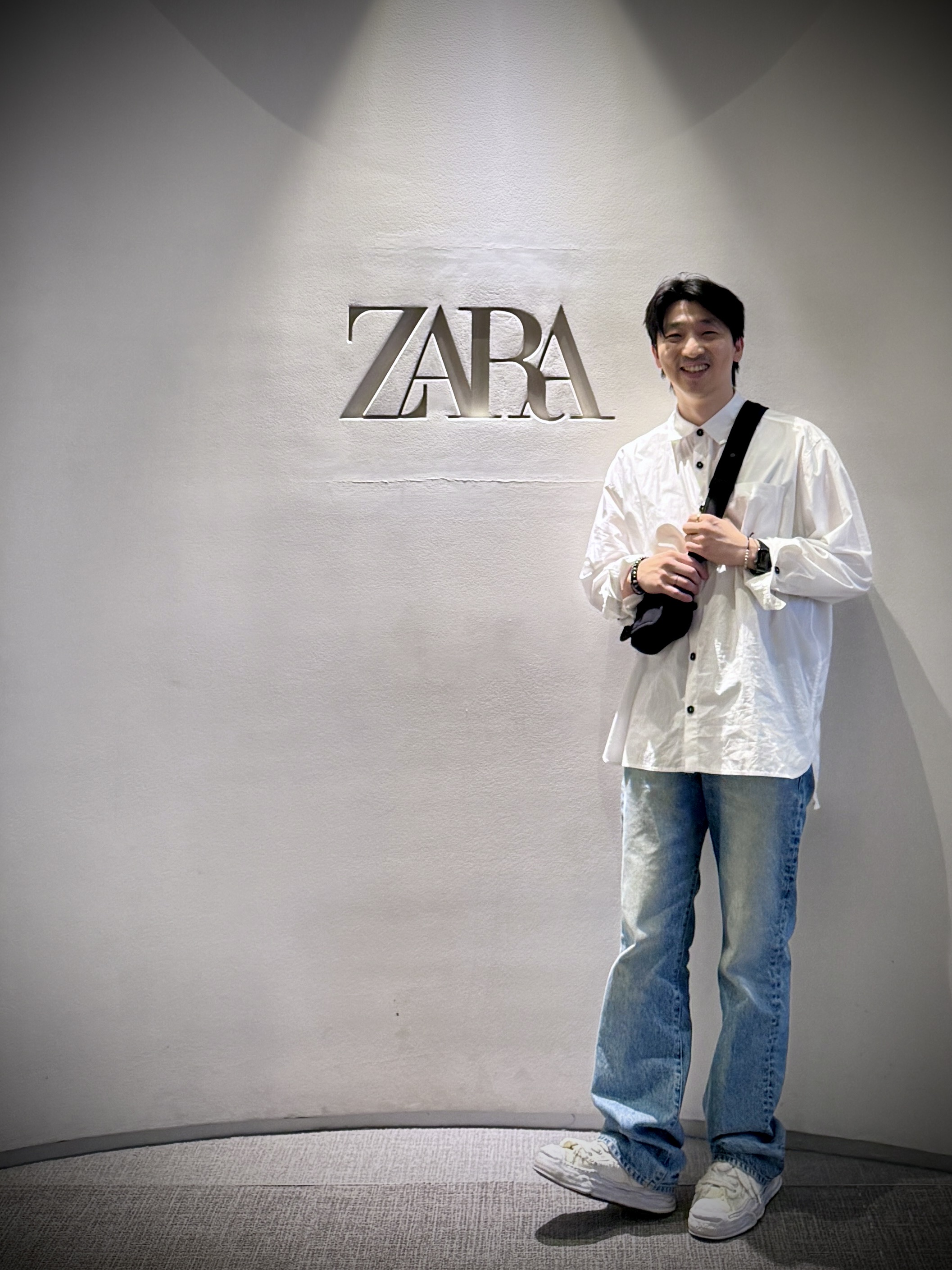 Zara x Ader Error Oversized Shirt White, Maison Mihara Yasuhiro Hank OG Sole Brushed Shrink Leather Low-top Sneakers White 착용 스타일 - 1
