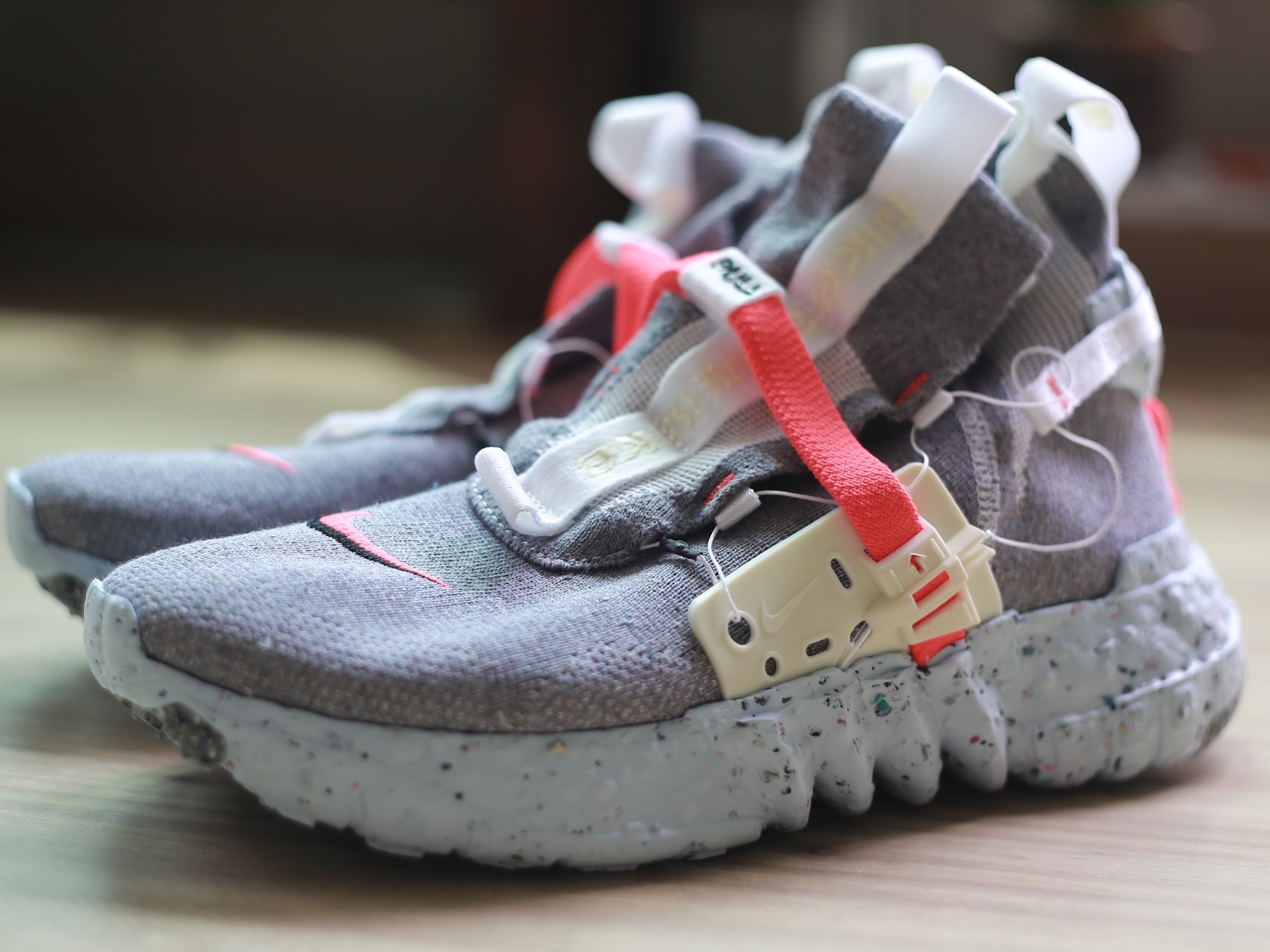 Nike Space Hippie 03 Vast Grey Hyper Crimson 착용 스타일