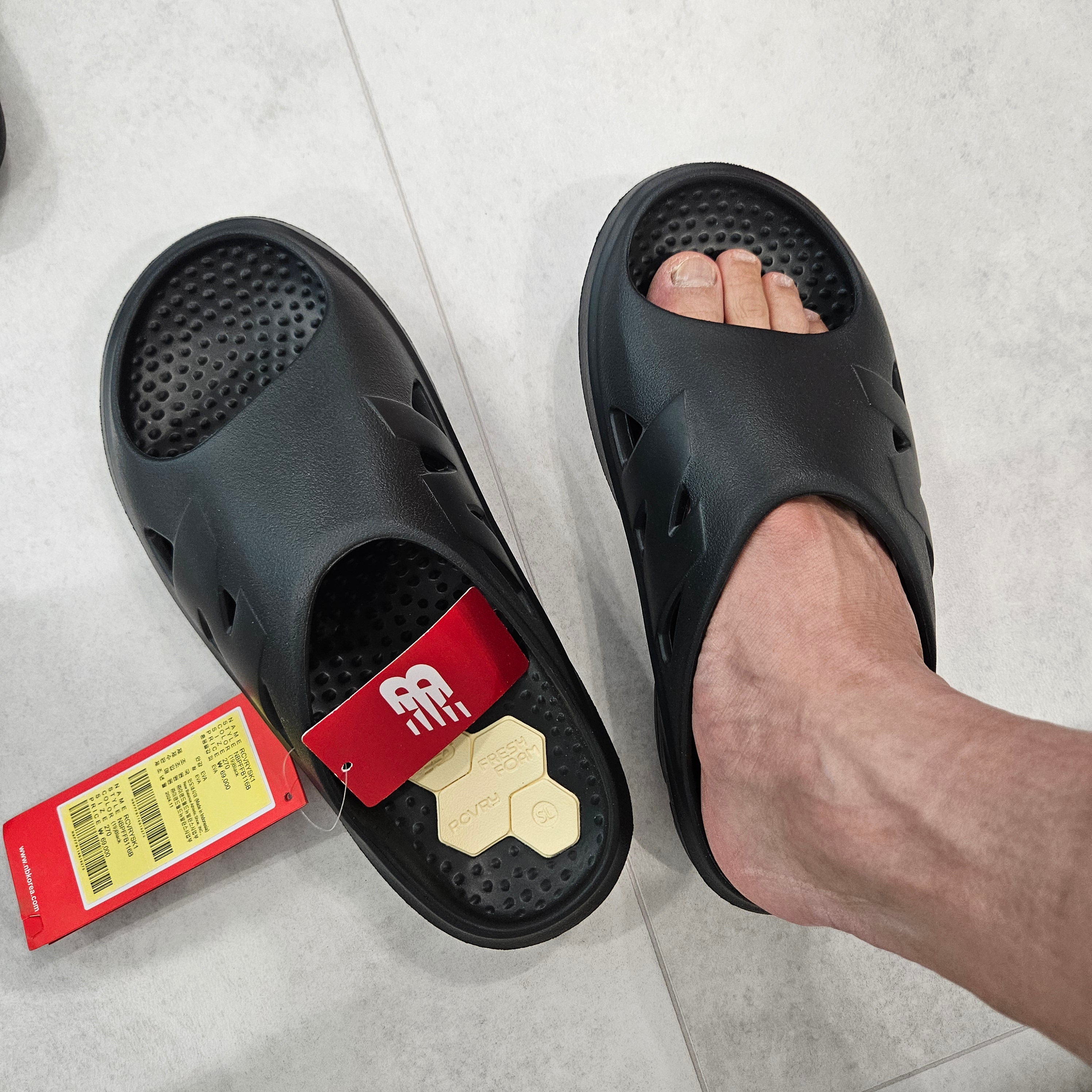 New Balance Fresh Foam Recovery Slide Black 착용 스타일