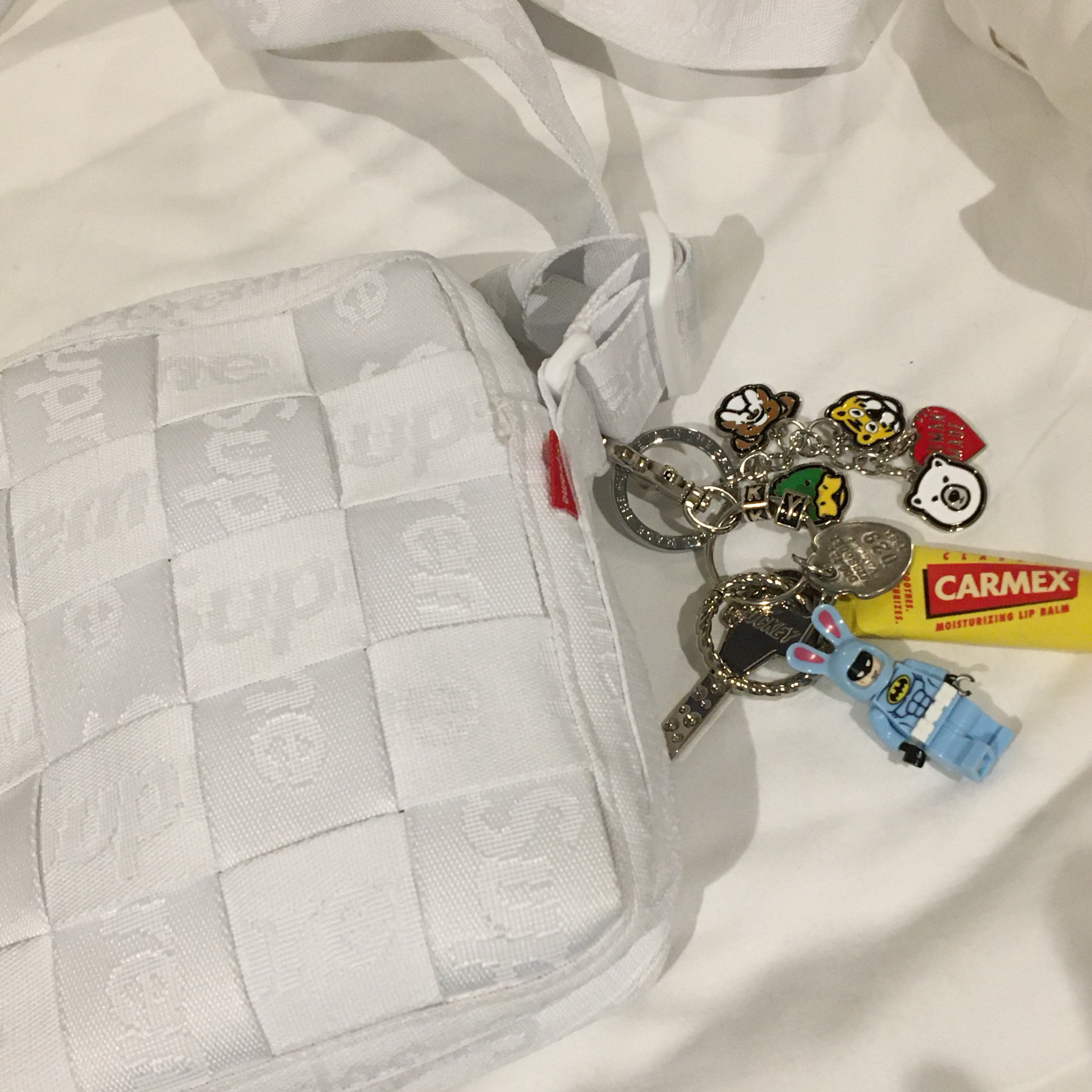 Supreme Woven Shoulder Bag White - 23SS, Human Made Animal Keyring Silver 착용 스타일