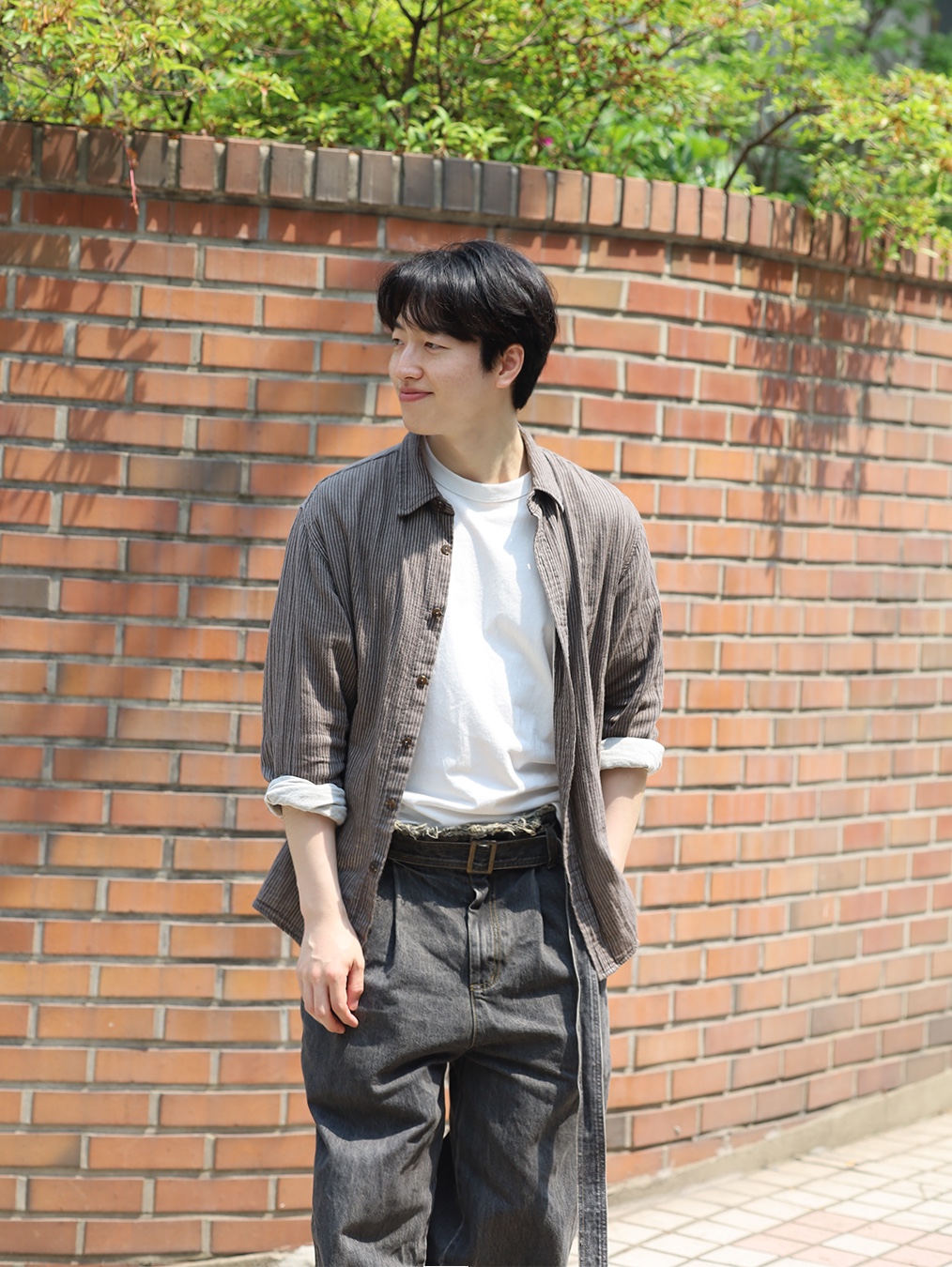 NA A NANA Gauze Stripe Shirt Brown, NA A NANA Pleats Belted Denim Pants Vintage Black 착용 스타일 - 1