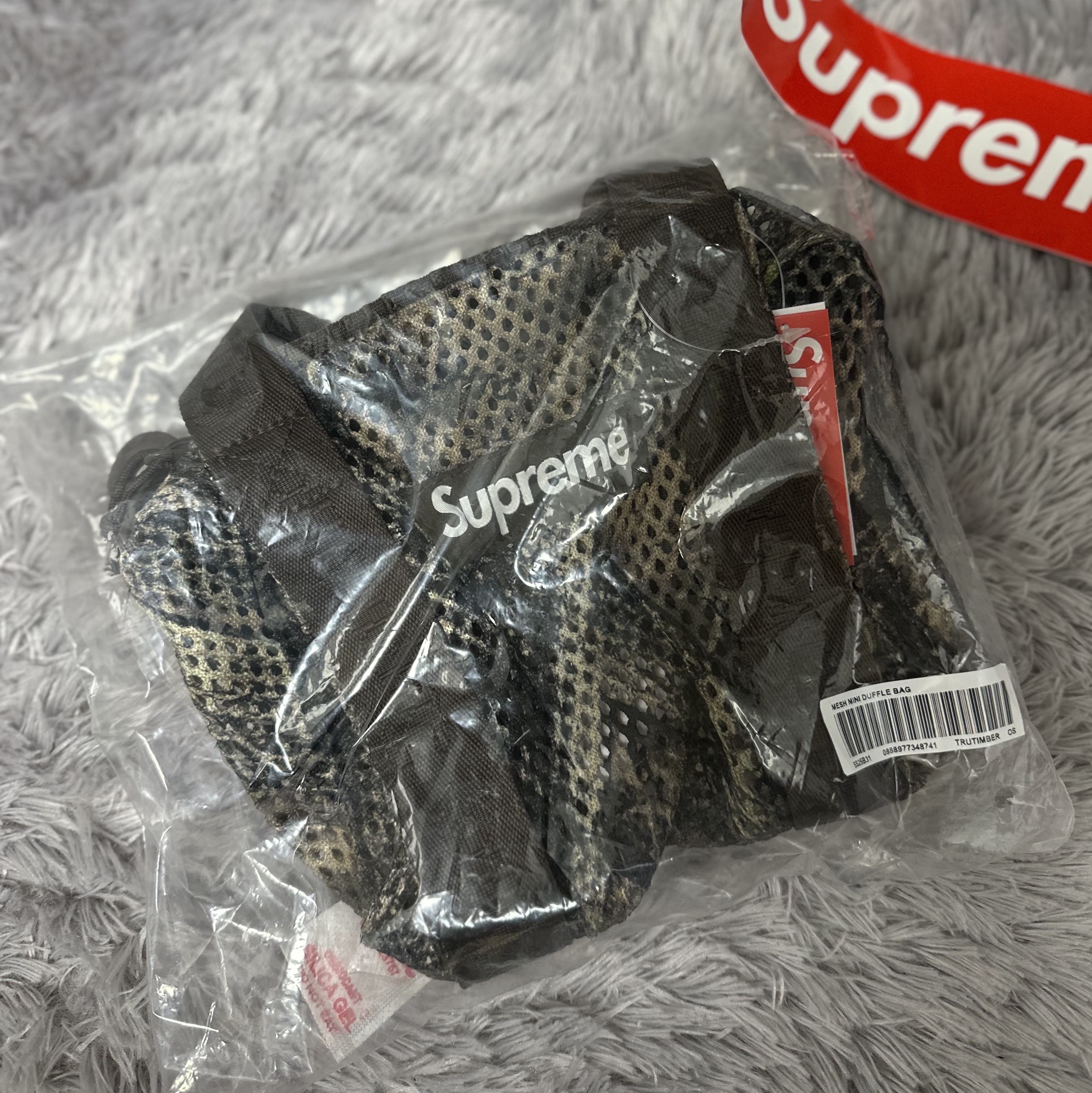 Supreme Mesh Mini Duffle Bag Truetimber Kanati Camo - 25SS 착용 스타일 - 1