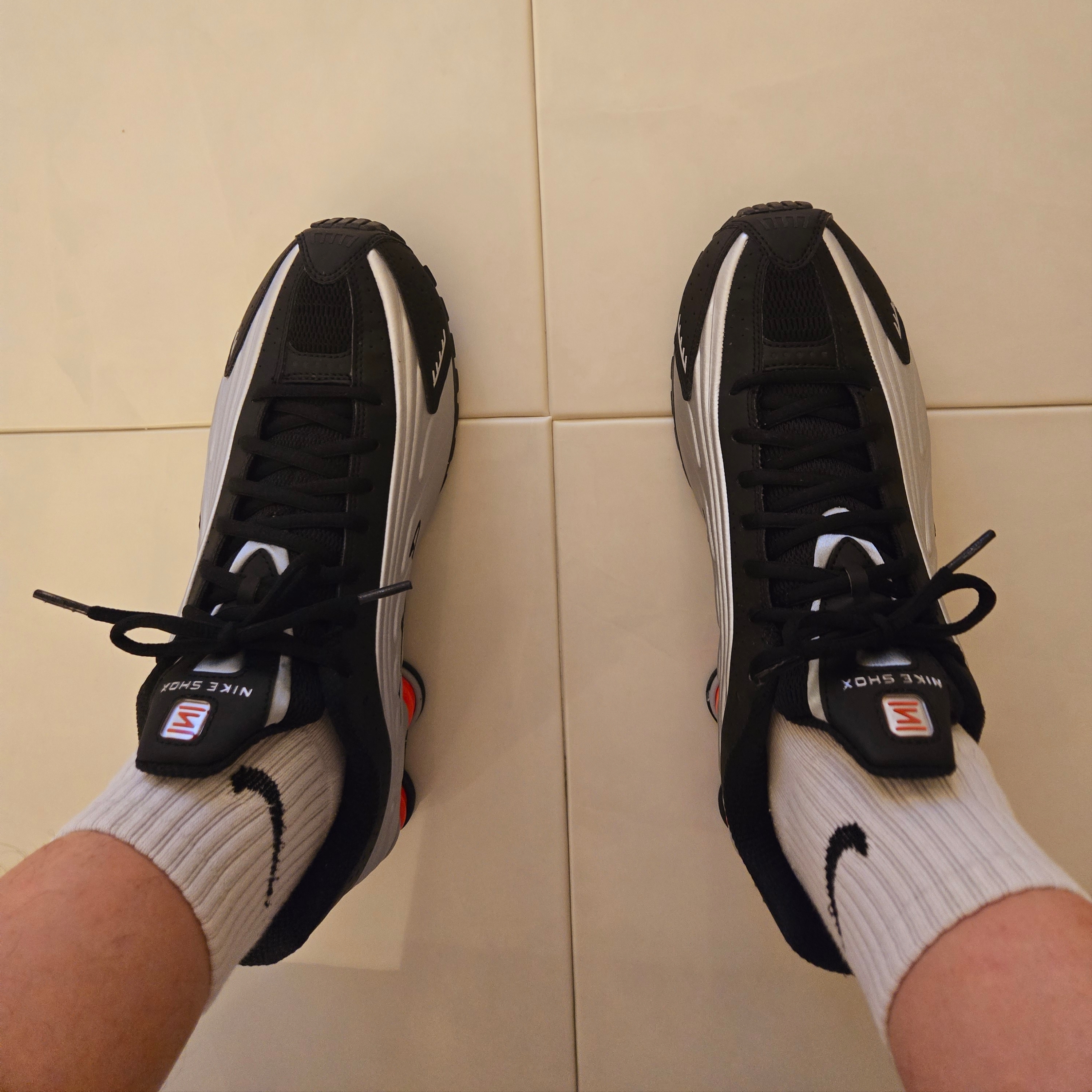 Nike Shox R4 Metallic Silver Red 착용 스타일 - 2