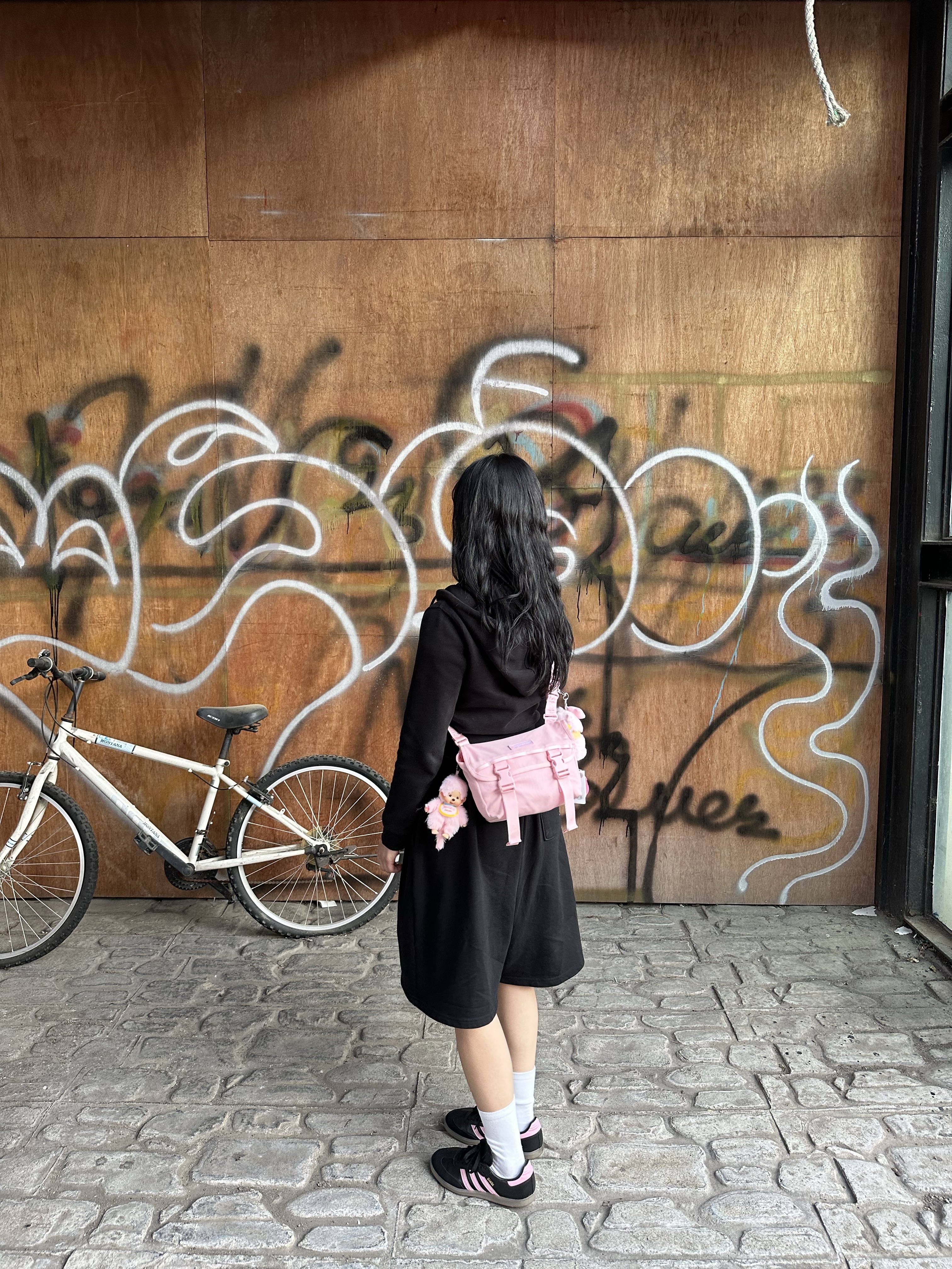 Supreme Mini Messenger Bag Light Pink - 25SS, Adidas x Inter Miami CF Samba Core Black Light Pink 착용 스타일 - 2