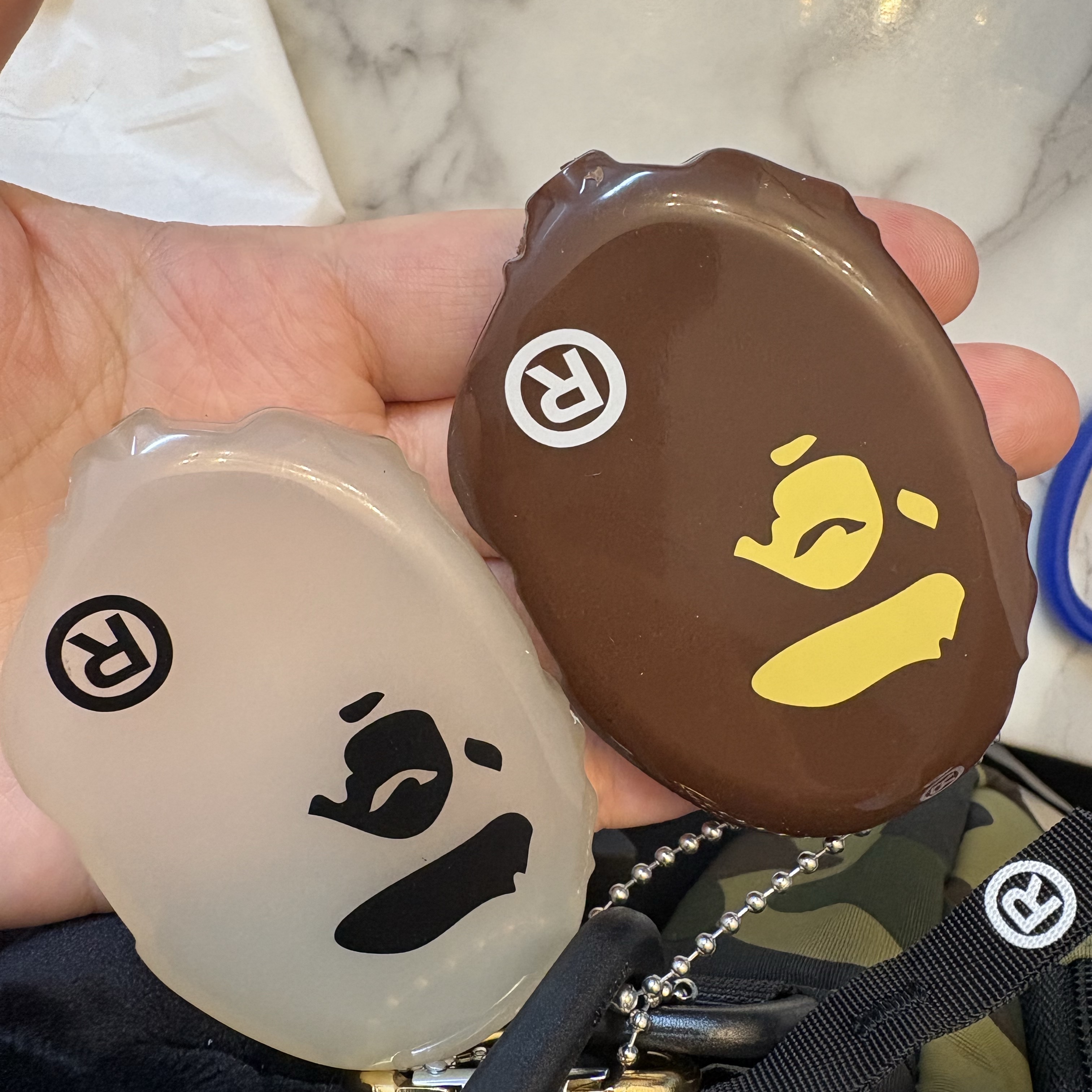 BAPE Ape Head Coin Case M Brown 착용 스타일 - 2