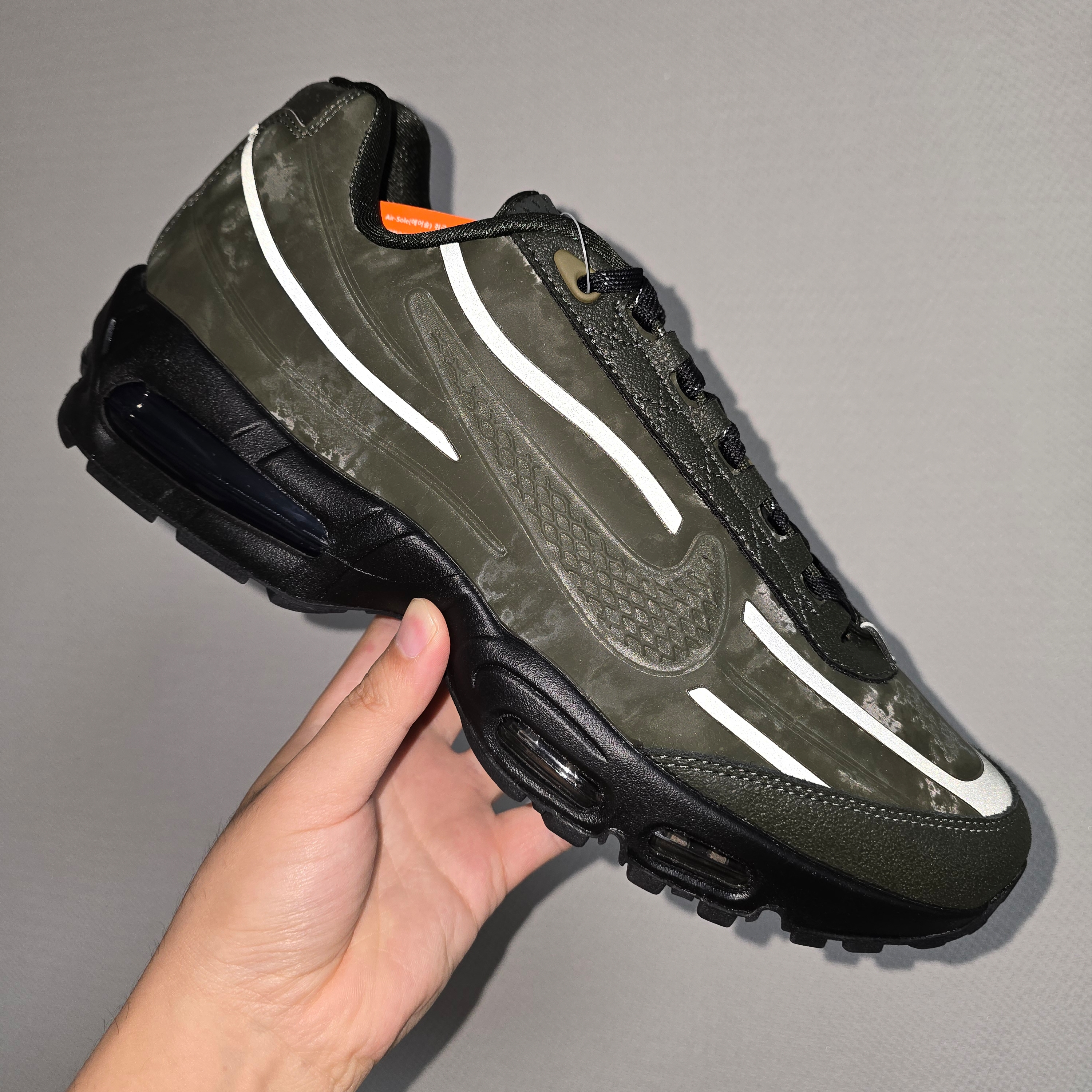 Nike x Worksout Air Max 95 Medium Olive and Sequoia 착용 스타일