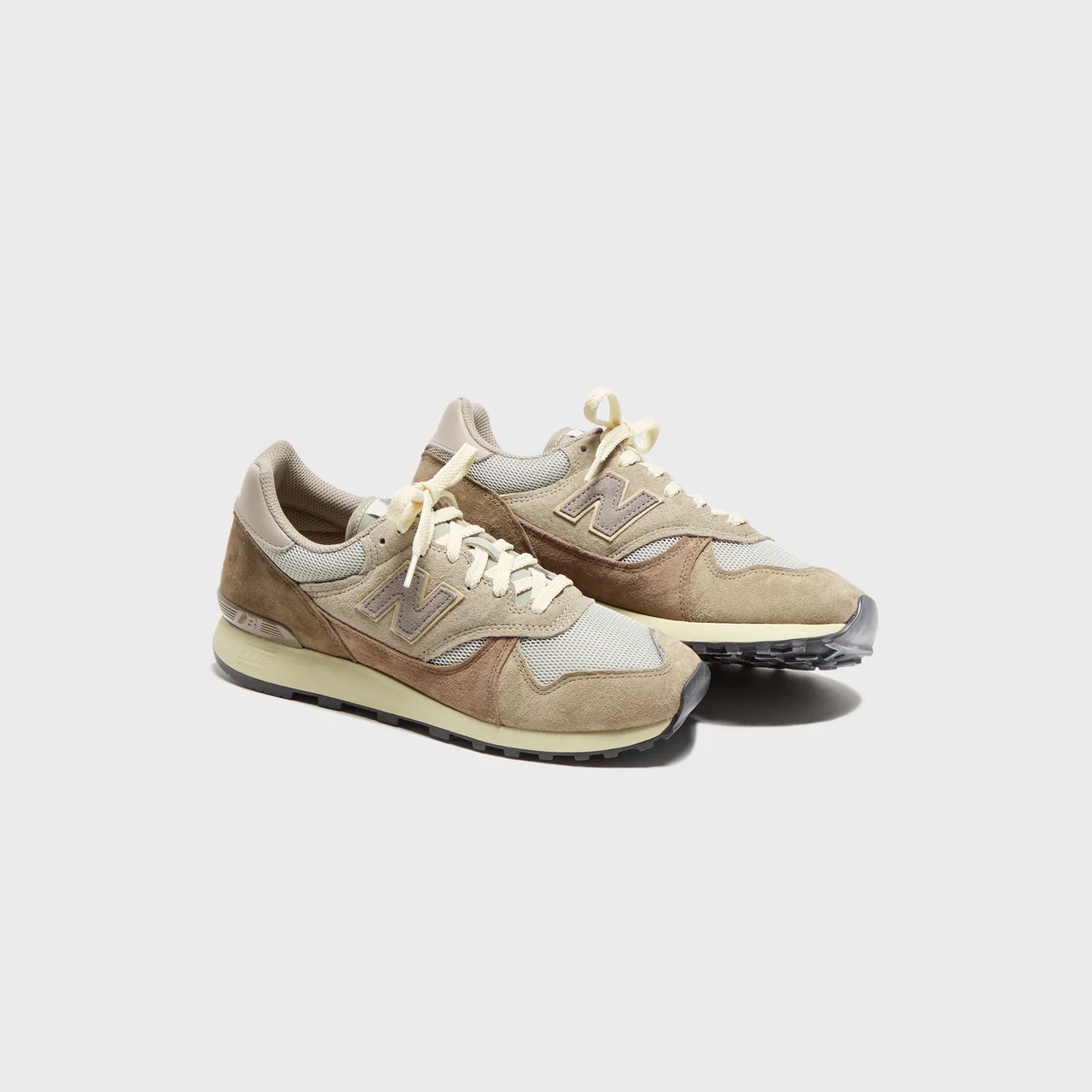 New Balance x Auralee 475 London Fog Taupe Gray 착용 스타일 - 2